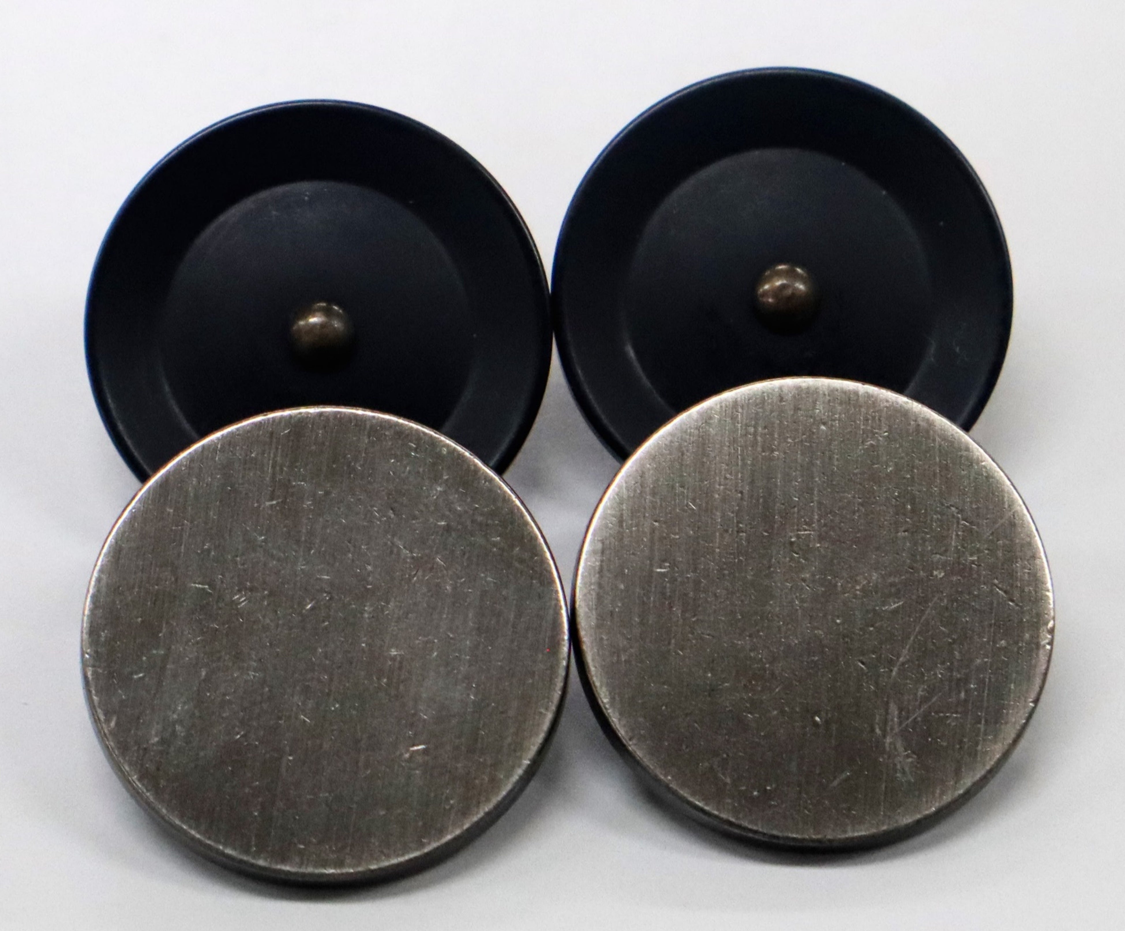 手前：メタルボタン　奥：ポリエステルボタン