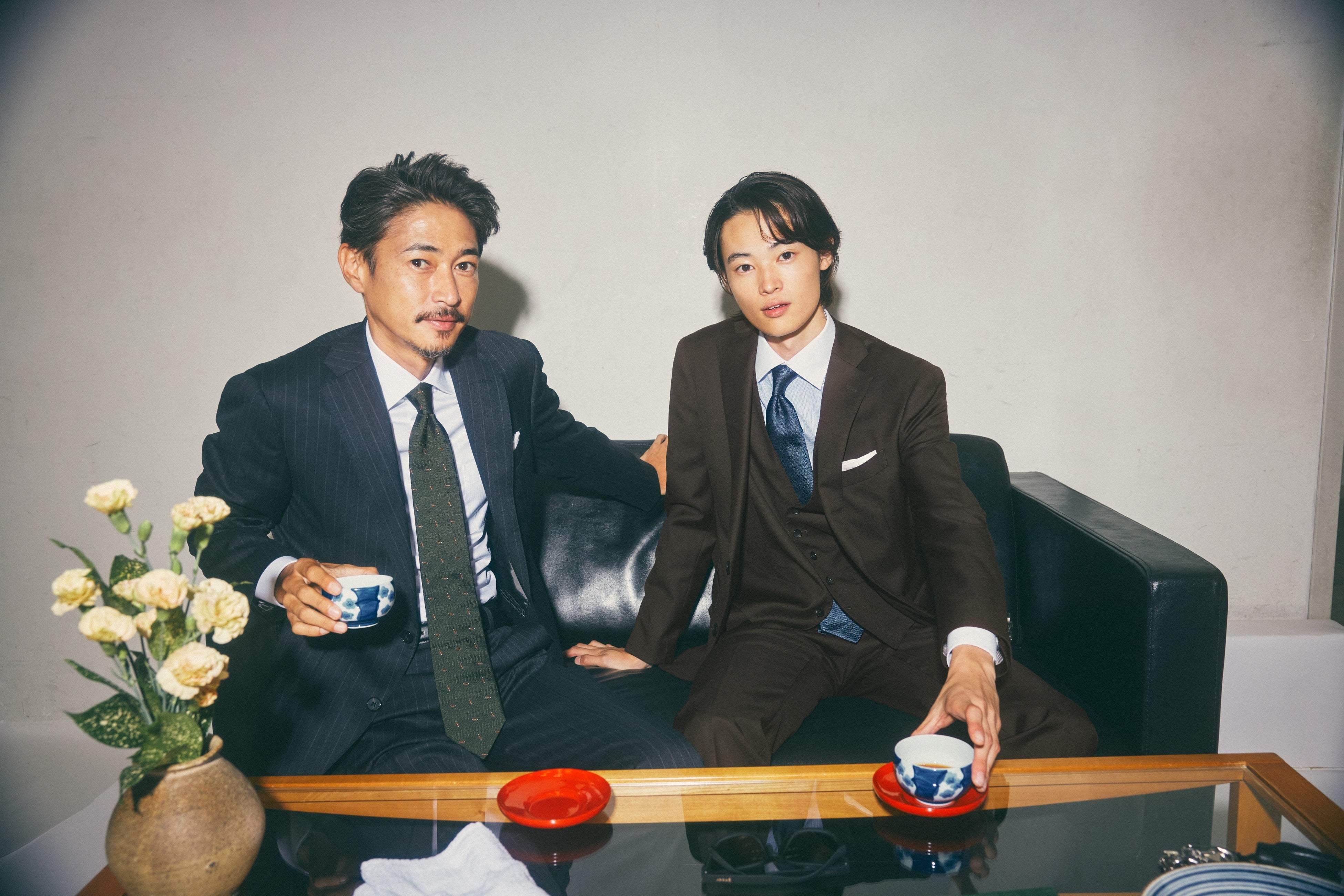 時を超え窪塚洋介・愛流親子の再現写真が新ビジュアルに スーツ