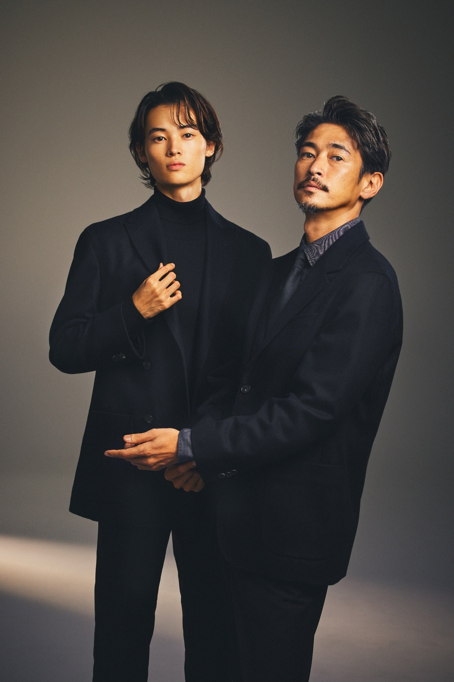 時を超え窪塚洋介・愛流親子の再現写真が新ビジュアルに スーツ