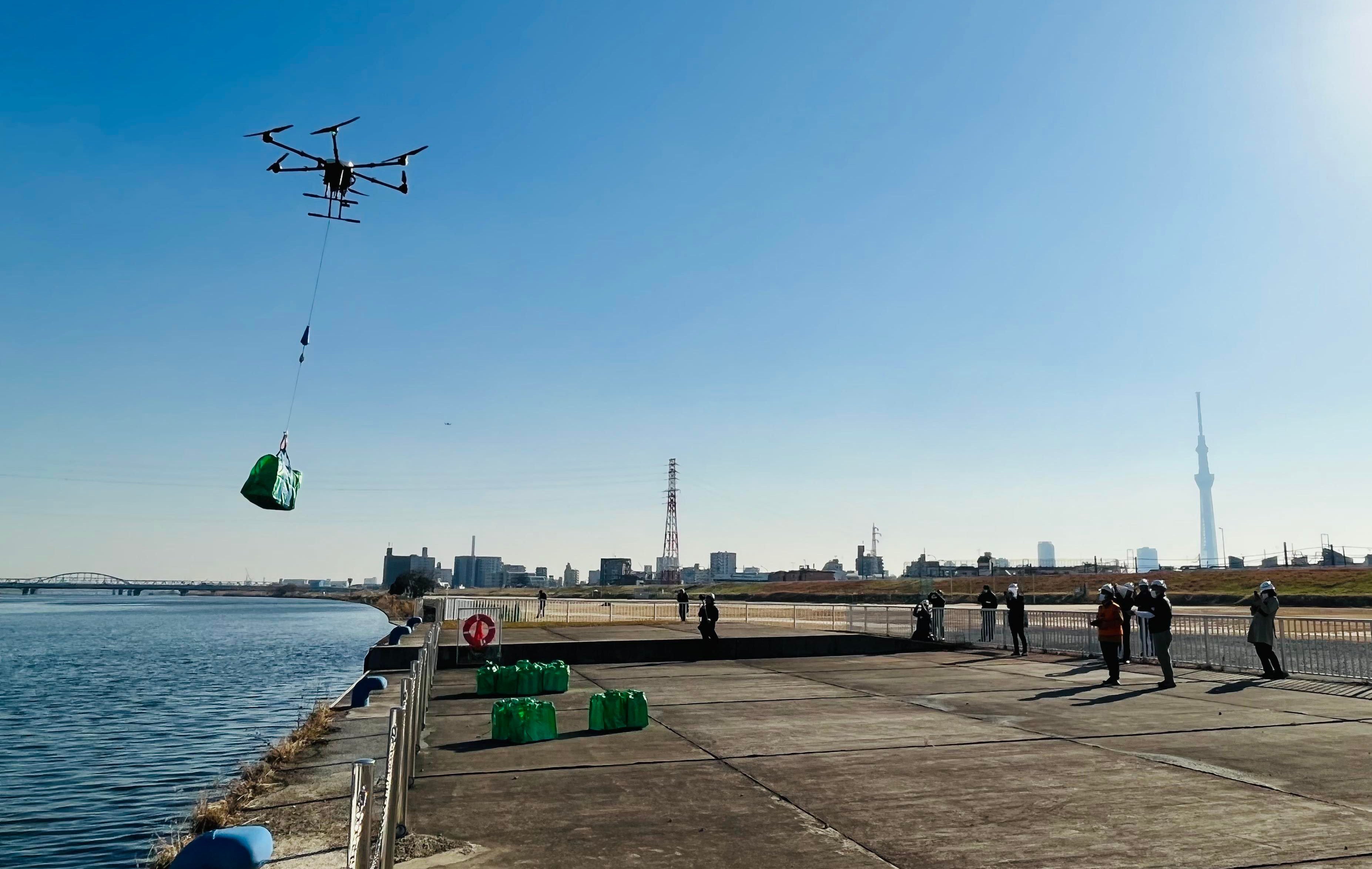 墨田緊急用船着場へ続々と物資を運搬
