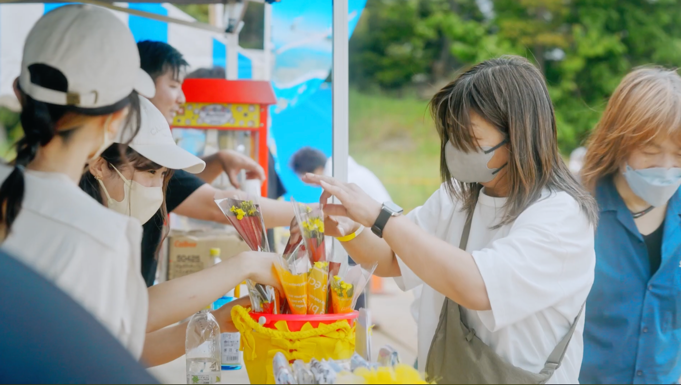 会場ではプロデュースさせていただいた生産品を無料配布。皆様おヨコ日いただいておりました。