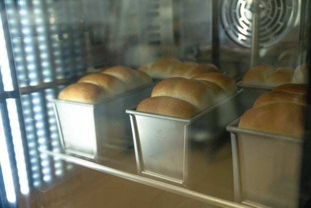 米粉だけでは膨らまず、餅になってしまう。独自の配合がポイント。