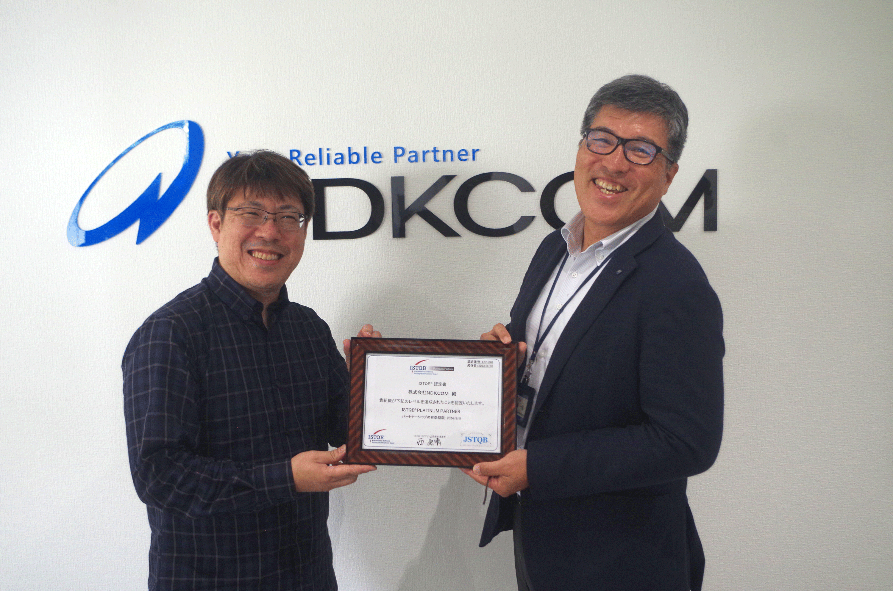 写真左 クオリティアーツ&nbsp; 代表 池田 暁氏　写真右 NDKCOM 代表取締役社長 榎 一弘