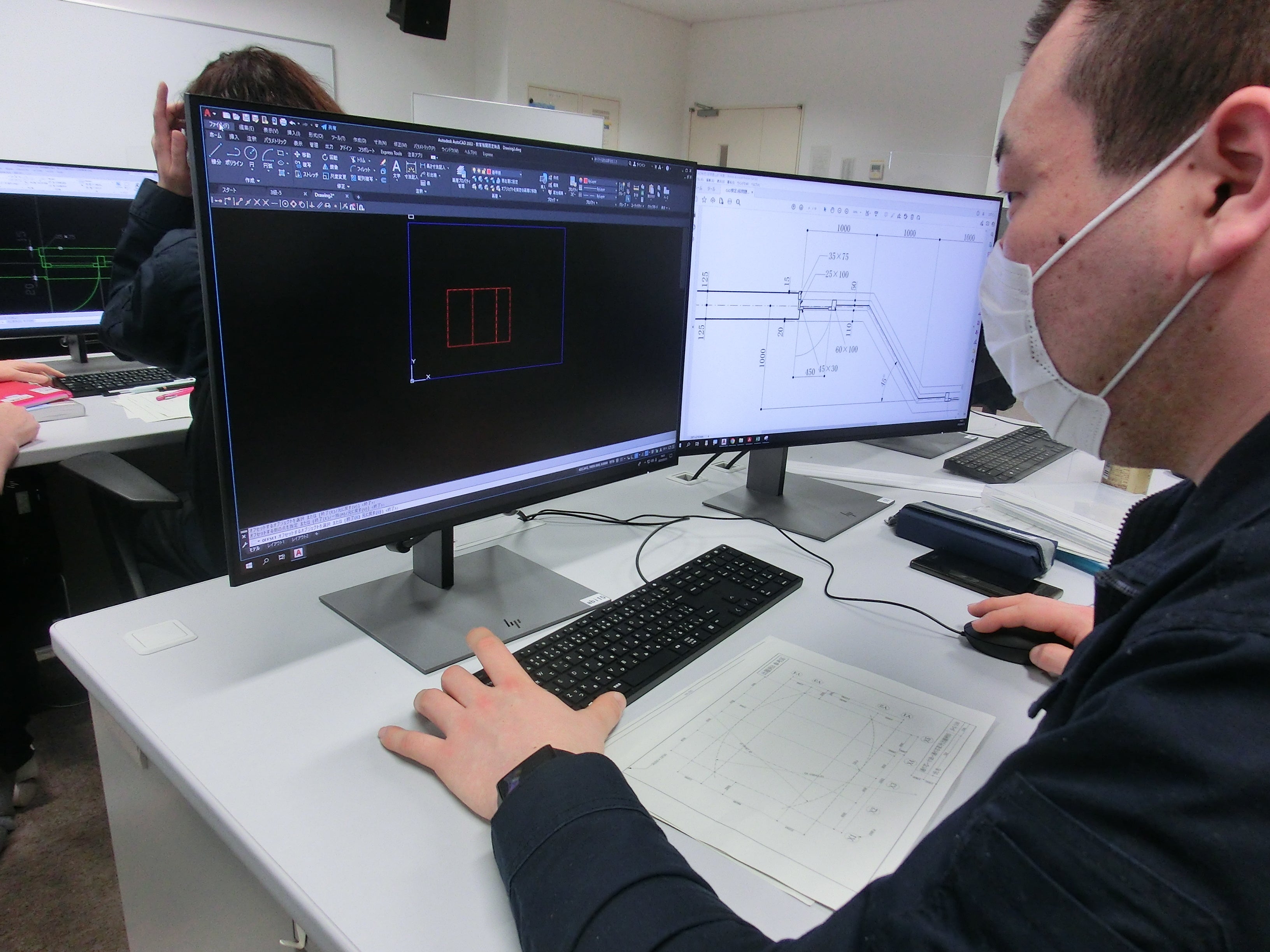 CAD研修中の高橋さん