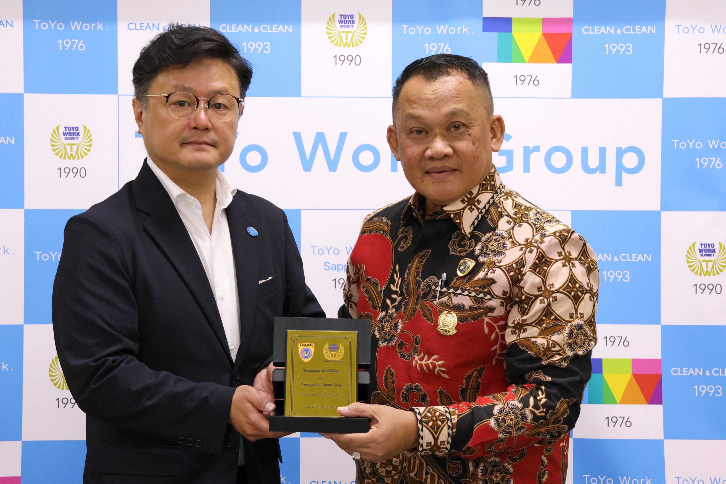 記念盾で連携を誓い合う東洋ワークセキュリティ・板場勝彦副社長とABUJAPI会長アグス・デルマワン氏