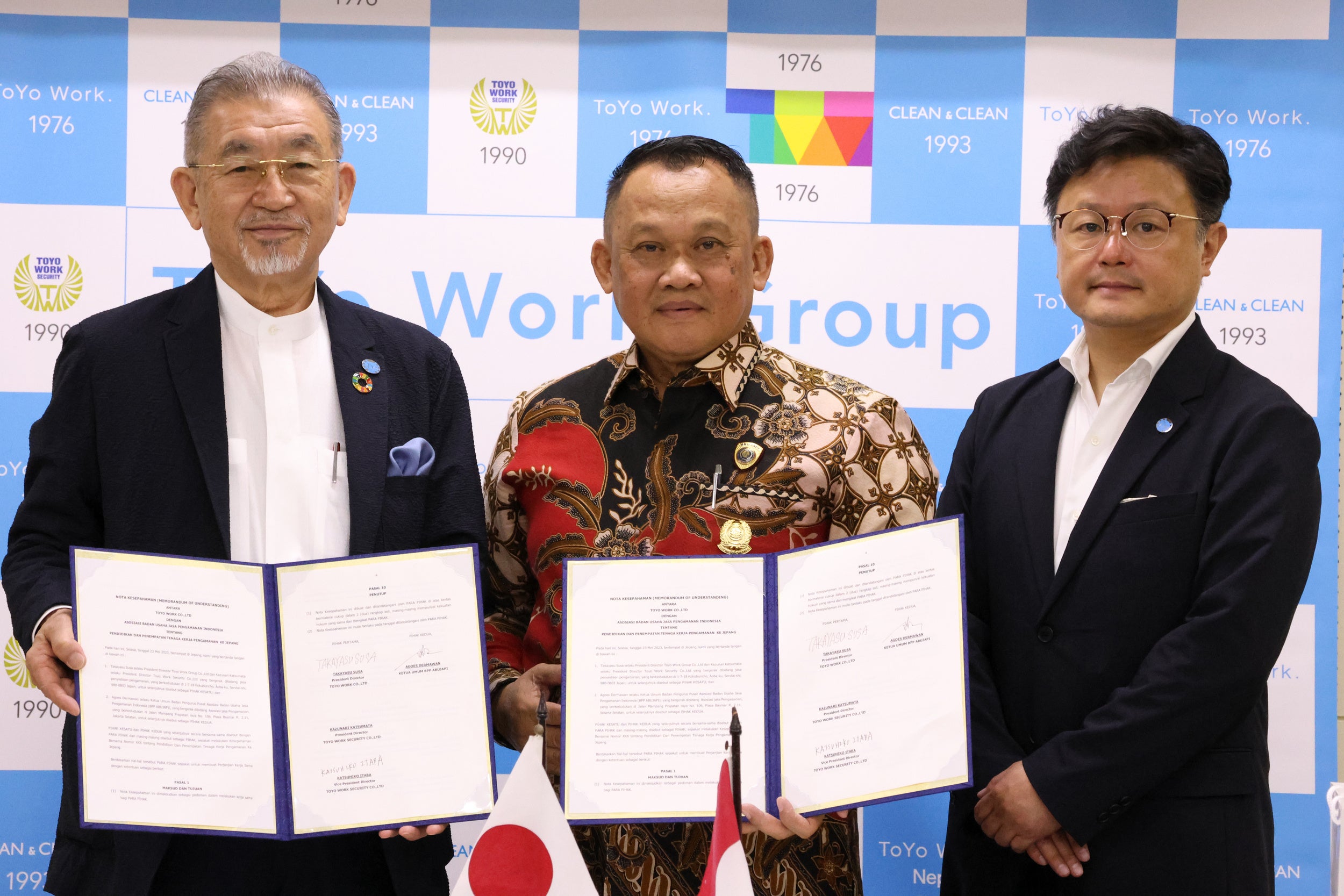 左：東洋ワークグループ会長 須佐尚康　中：ABUJAPI会長 アグス・デルマワン氏　右：東洋ワークセキュリティ副社長 板場勝彦