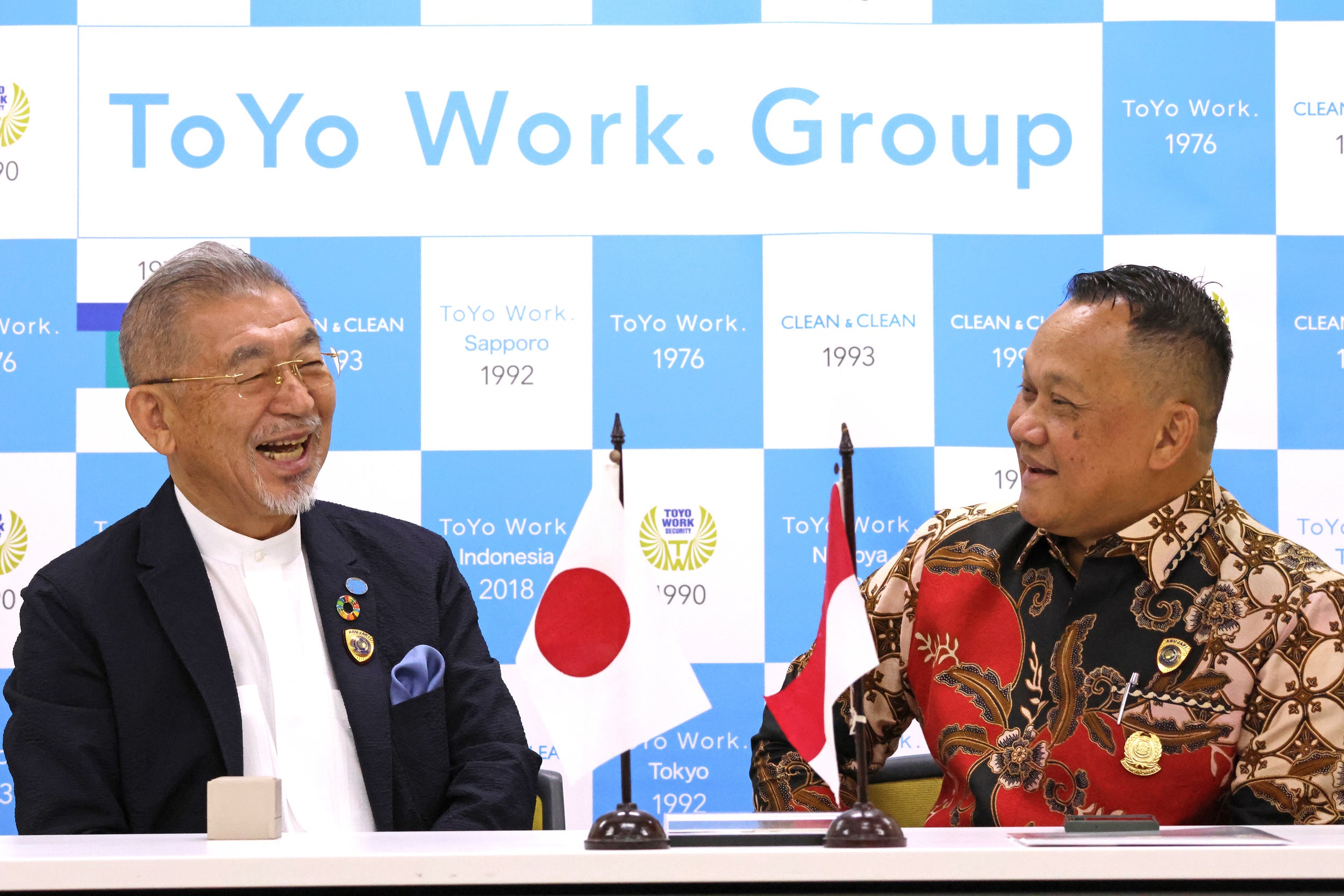 調印式は和やかな雰囲気で執り行われた