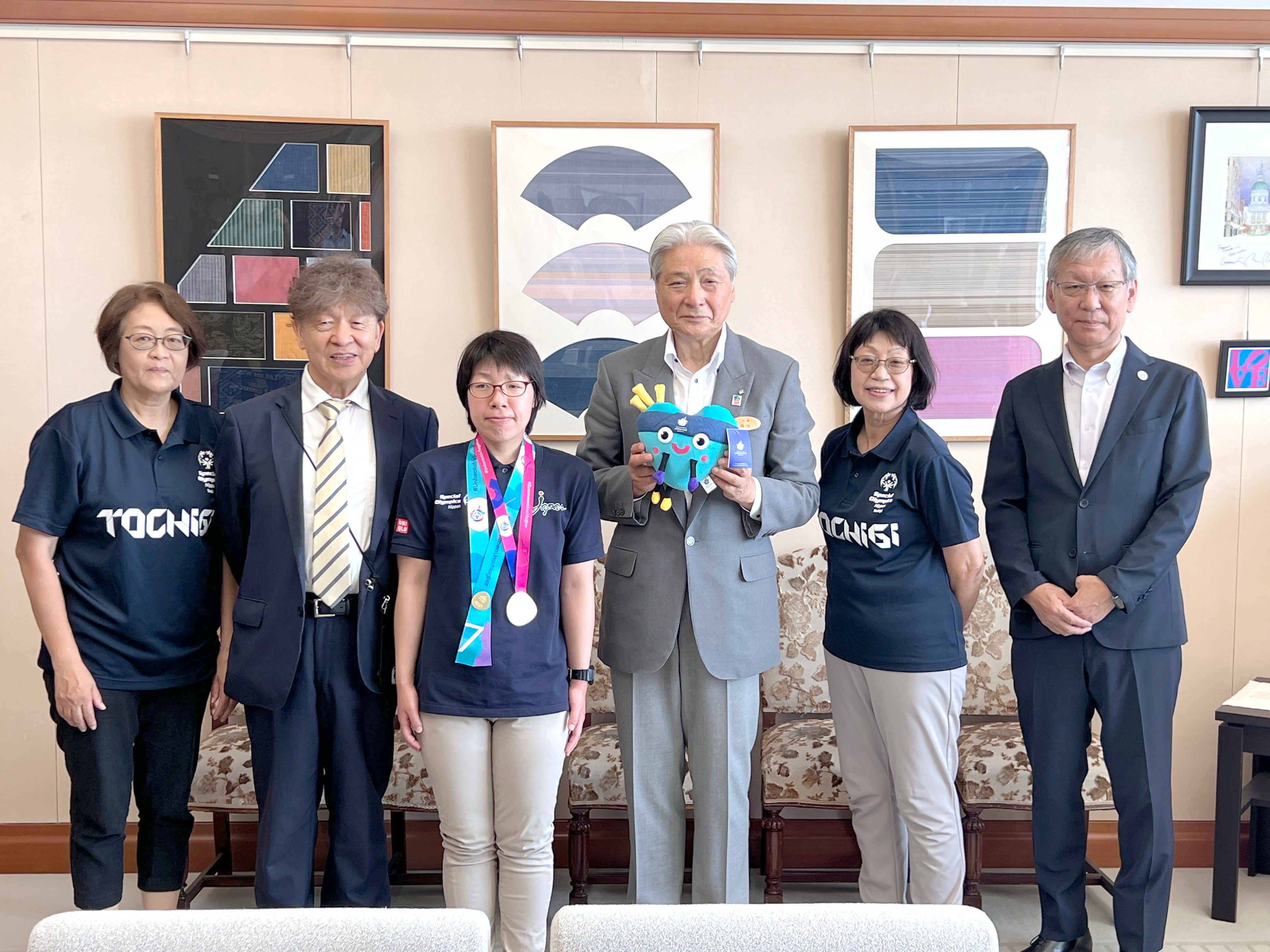 （写真中央）石坂梨紗さん、福田富一栃木県知事