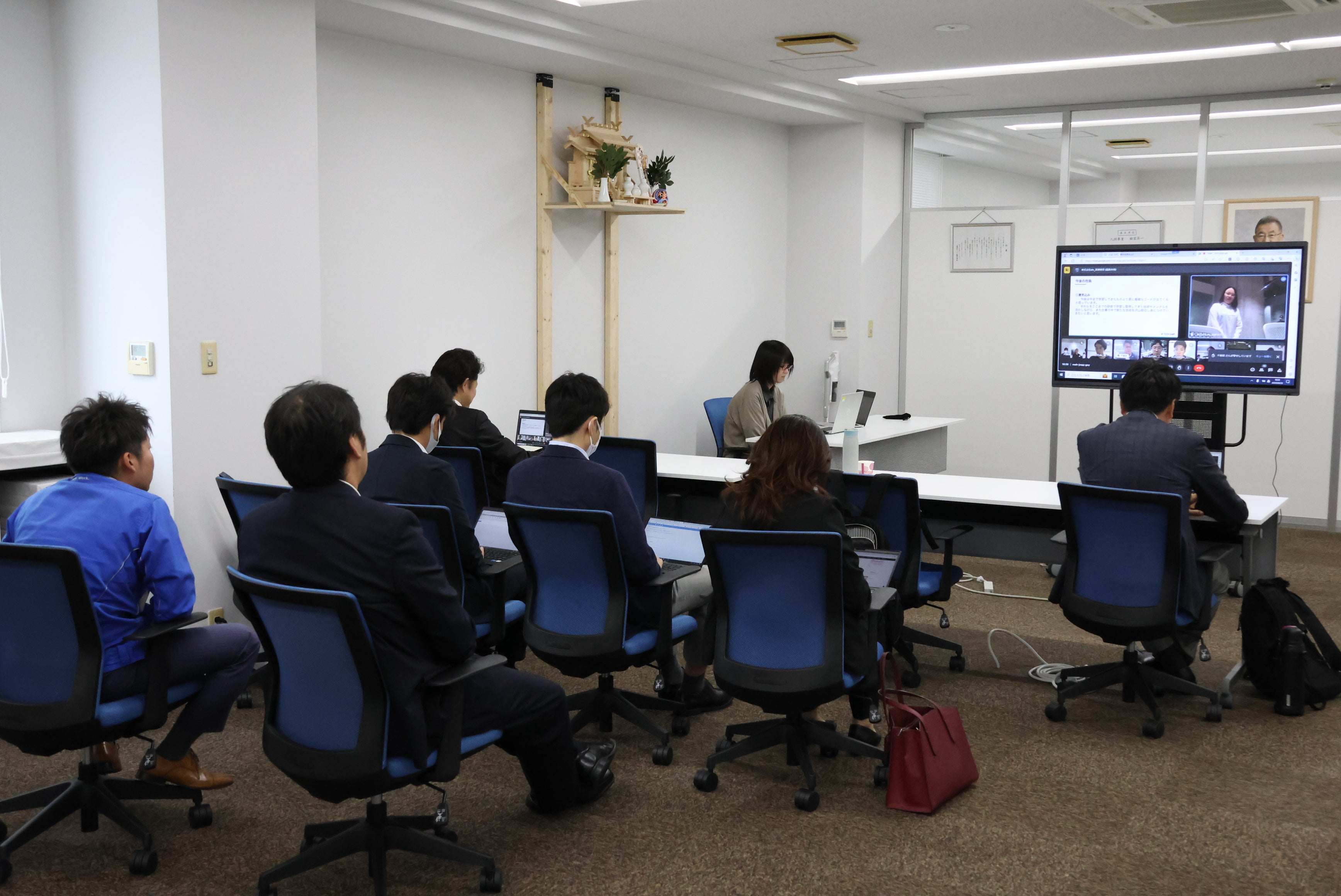 プログラム受講者の最終成果を確認する仙台会場の面々