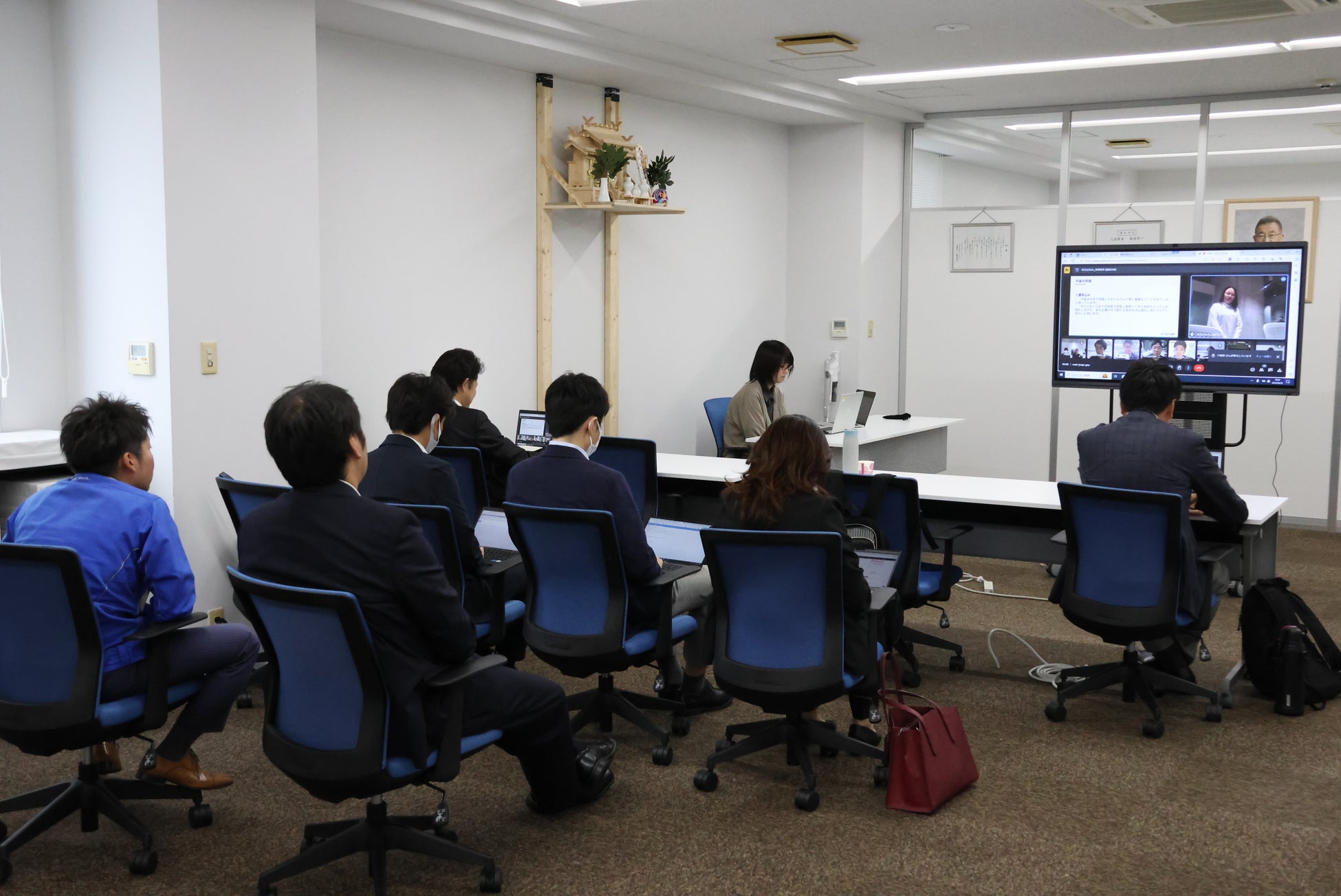 プログラム受講者の最終成果を確認する仙台会場の面々