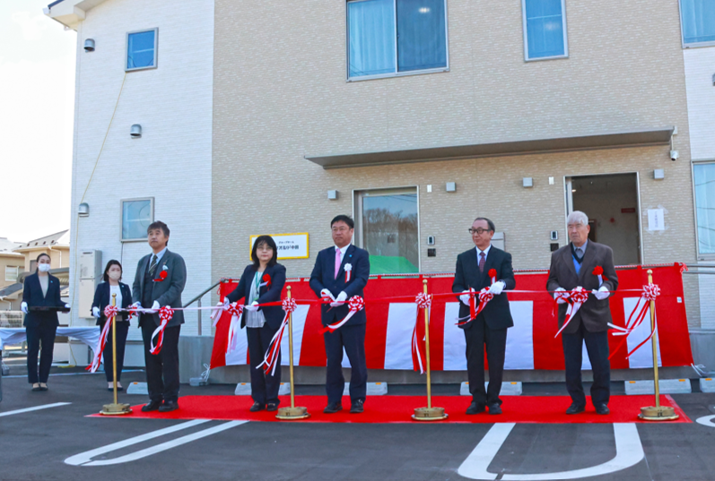 自治体関係者などを招いてテープカット
