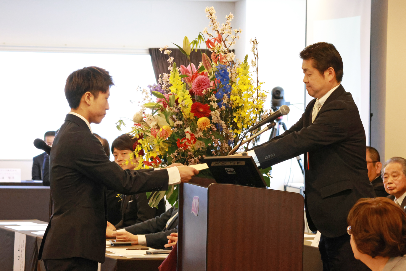 各事業会社ごとに辞令交付を行った