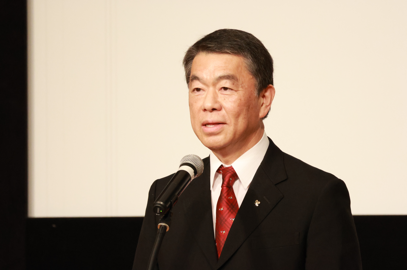 来賓挨拶を述べる村井嘉浩宮城県知事
