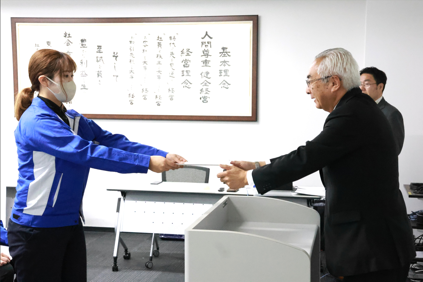 辞令を交付する大江社長