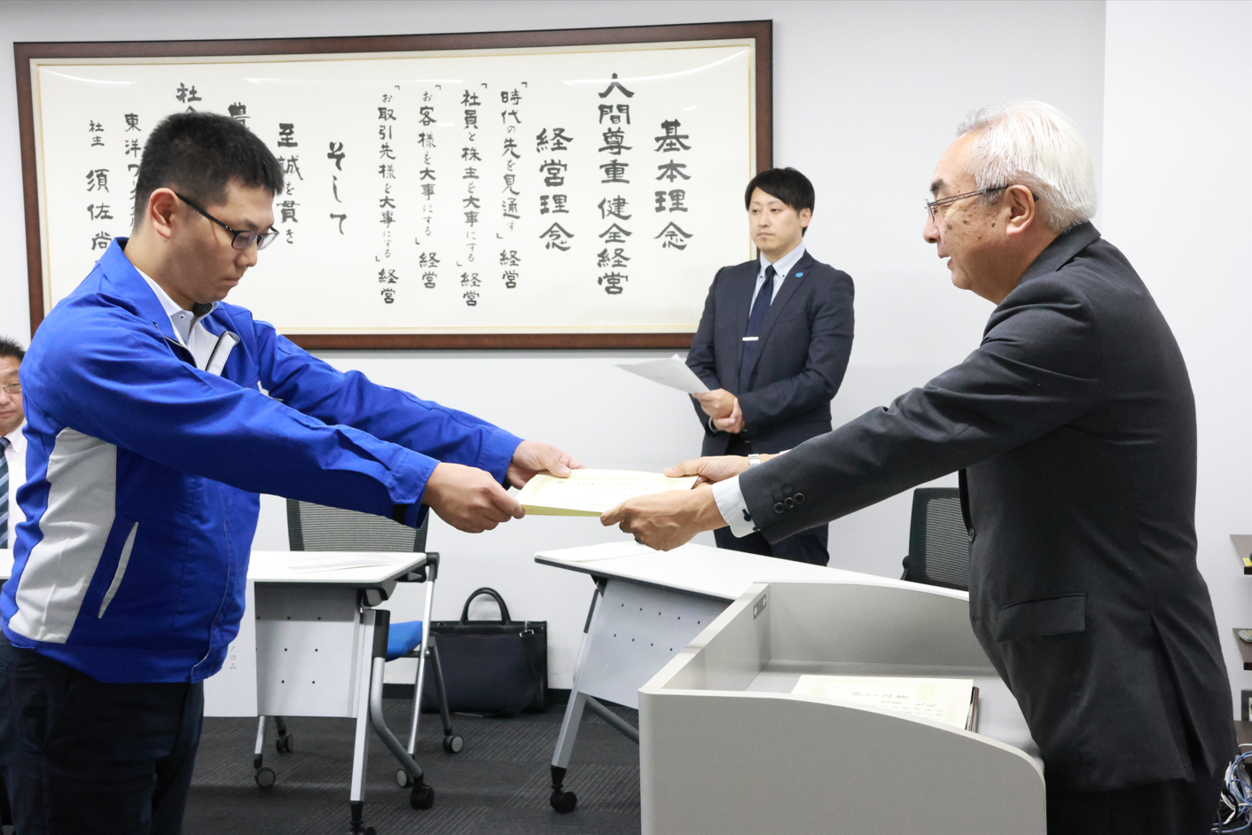 修了証書を受け取る受講生