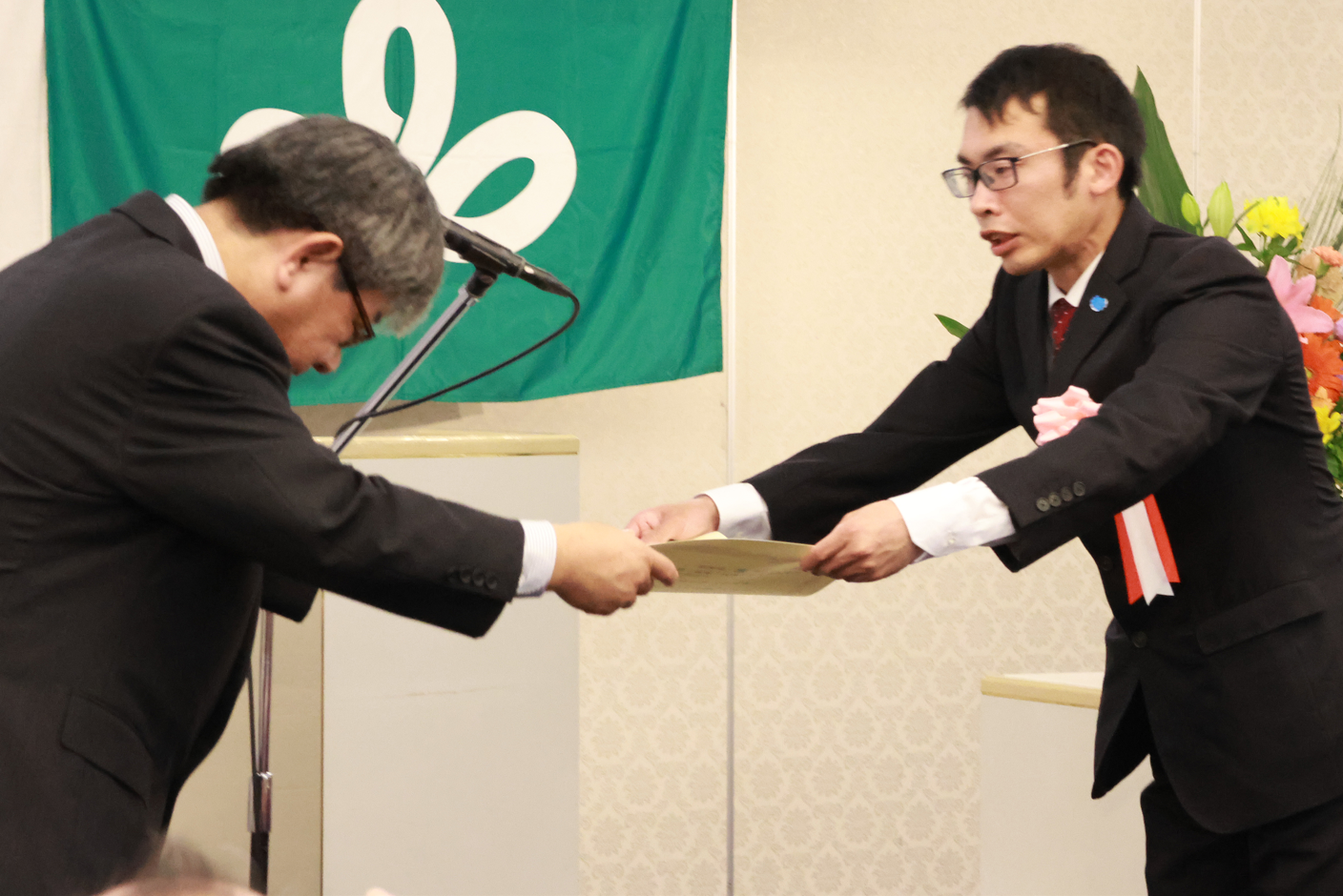 賞状を受け取る金澤さん