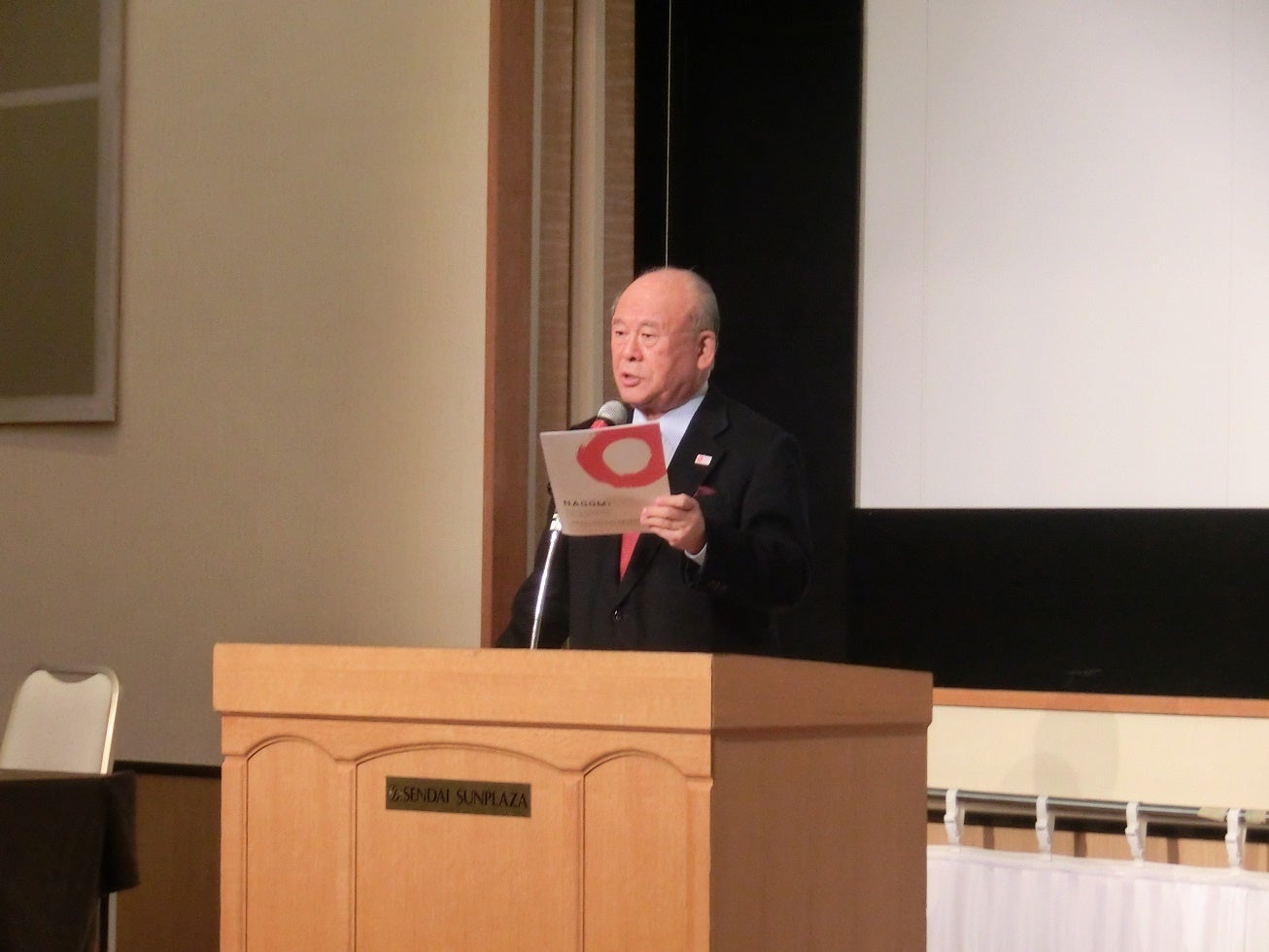 閉会のあいさつを述べる武部勤会長