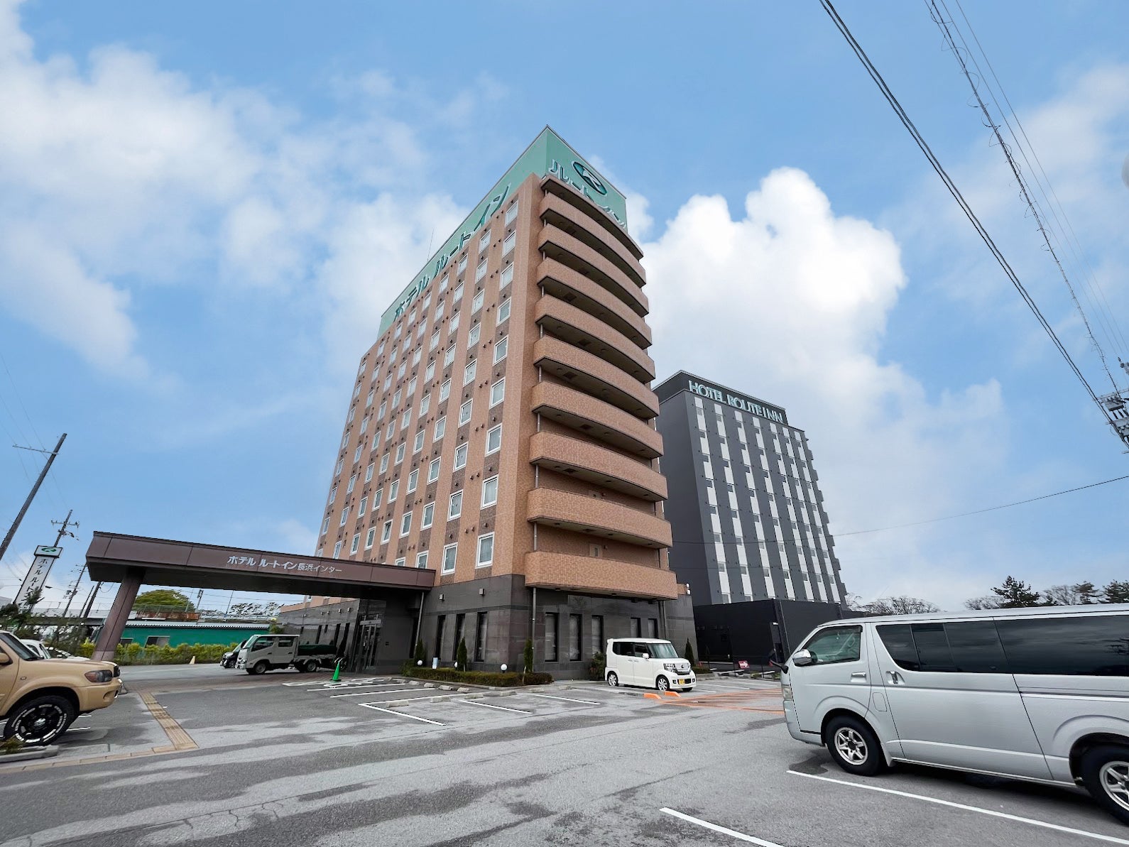 ホテルルートイン長浜インター本館(左)と別館Grand Annex(右)本館外装は別館と同じ塗装に今後塗り替えを予定