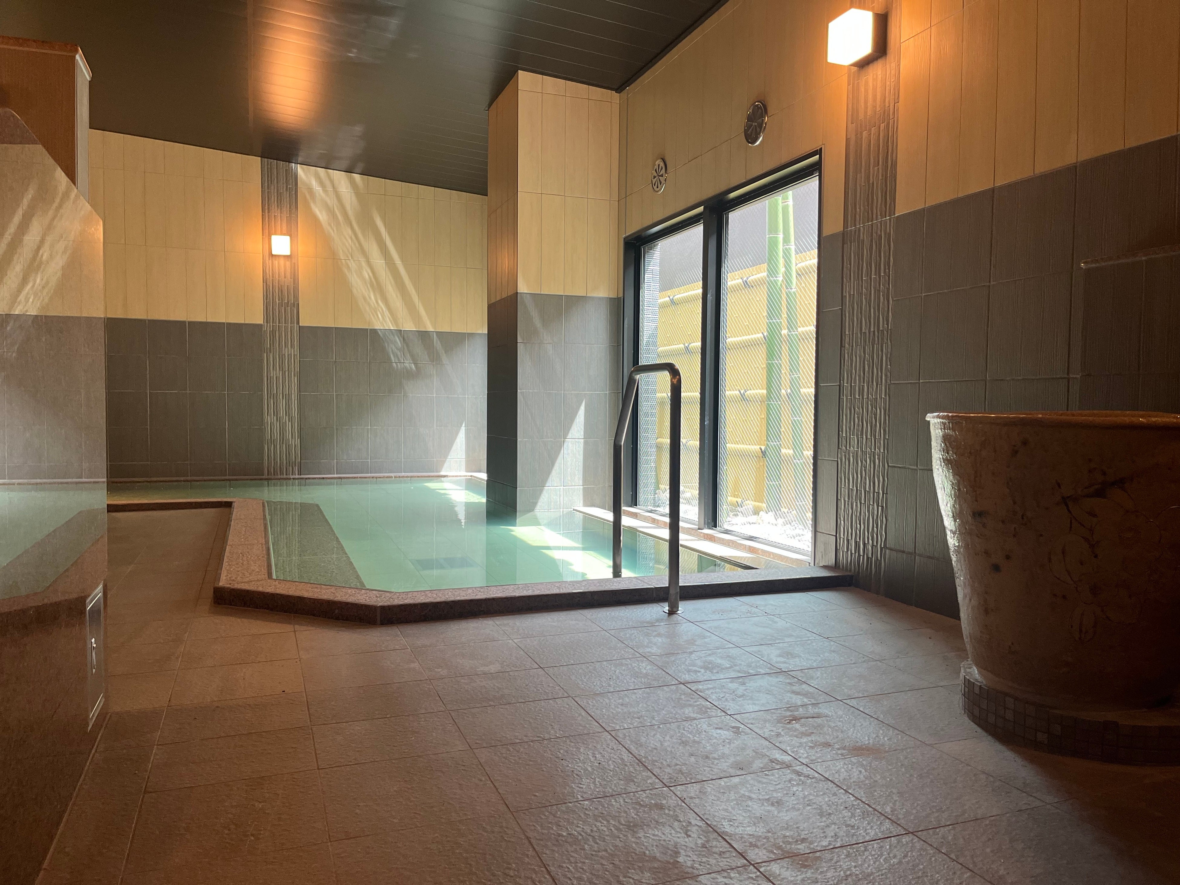 瀬戸焼のつぼ湯を備えるラジウム人工温泉大浴場「旅人の湯」