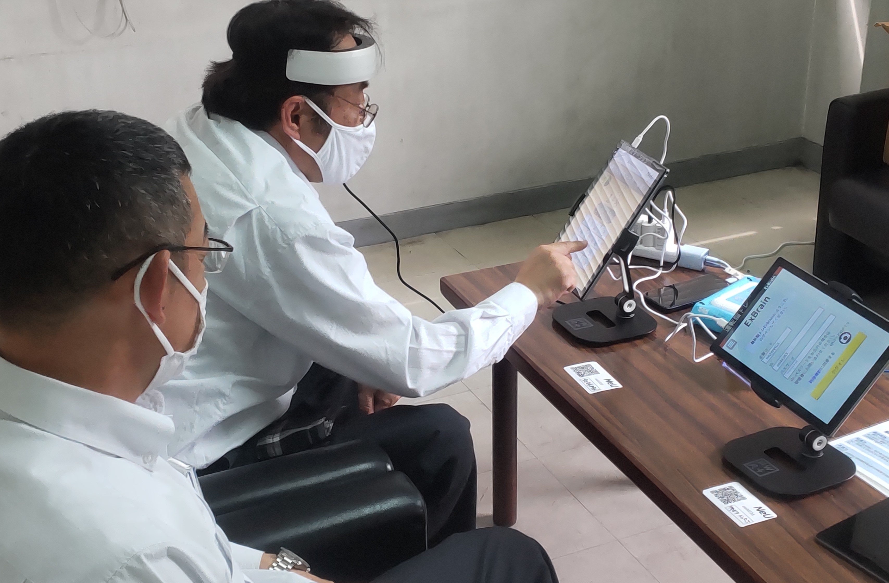 事業所にて『運転脳トレ』を実施するドライバー