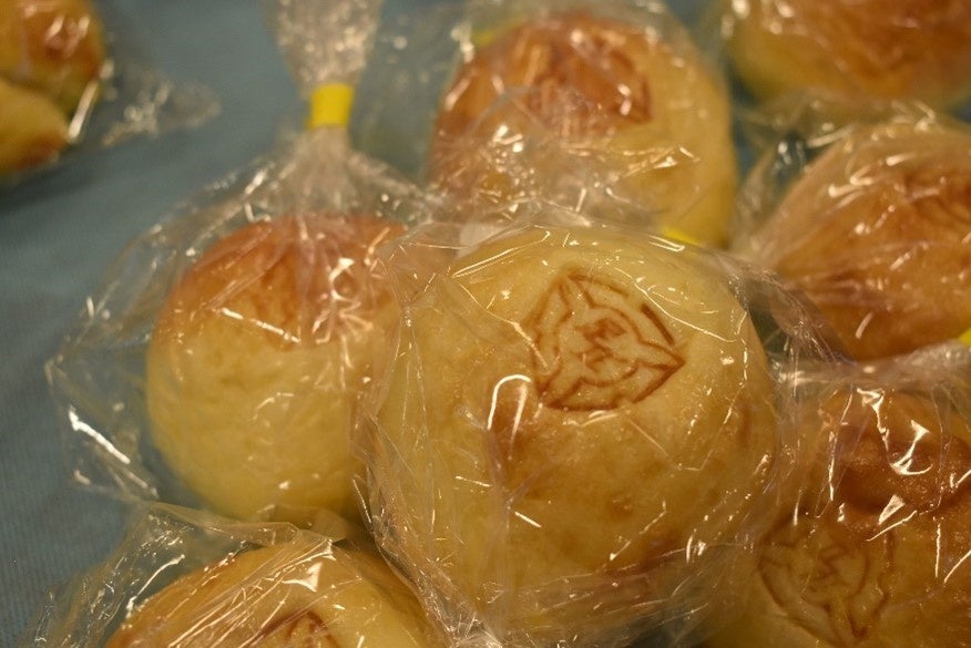 校章がプリントされた学校オリジナルのあんぱん