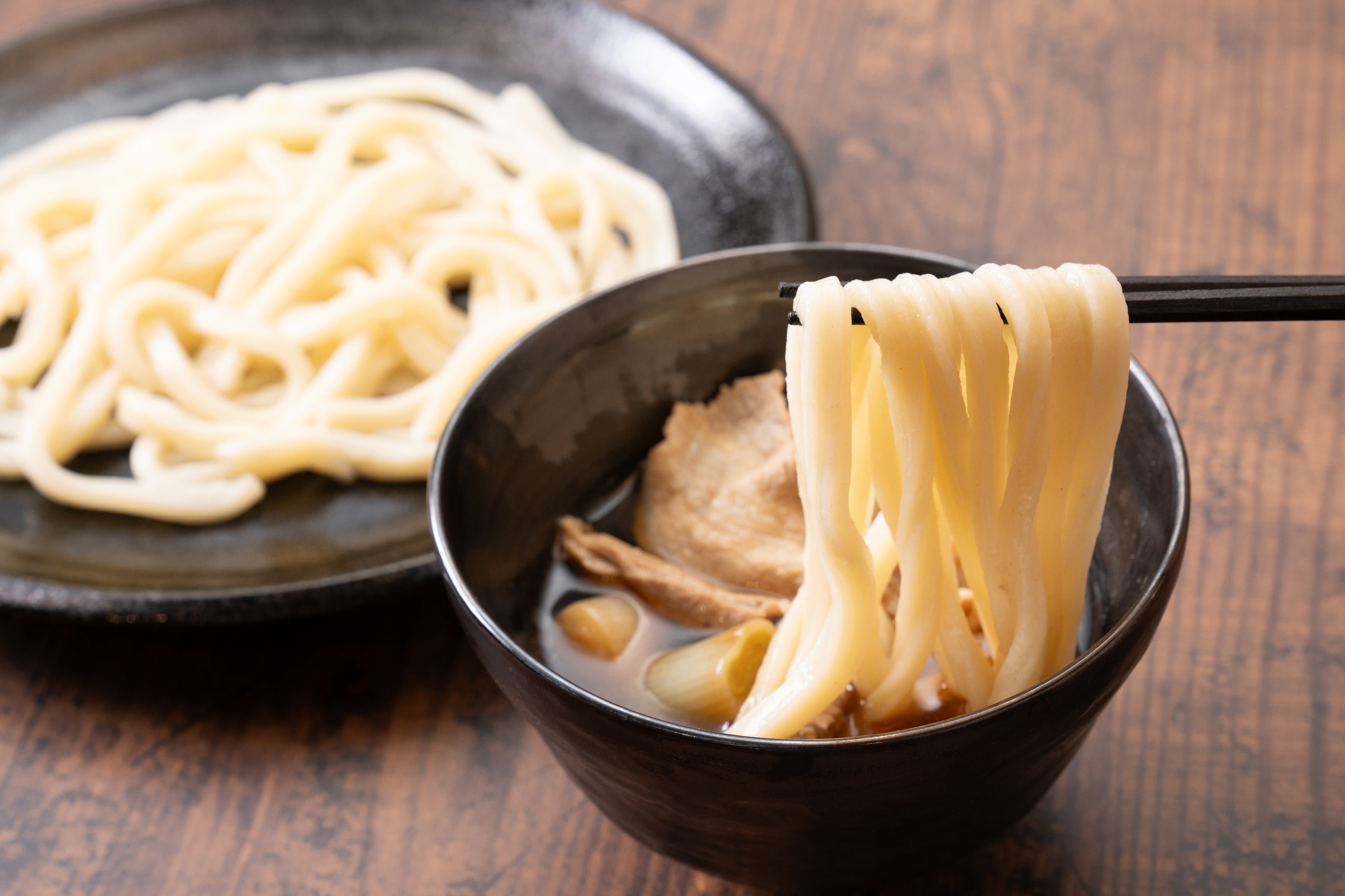 小麦粉100％うどんと豚肉ねぎ入りつけ汁、ホンモノのおいしさをプロトン凍結技術でお届け