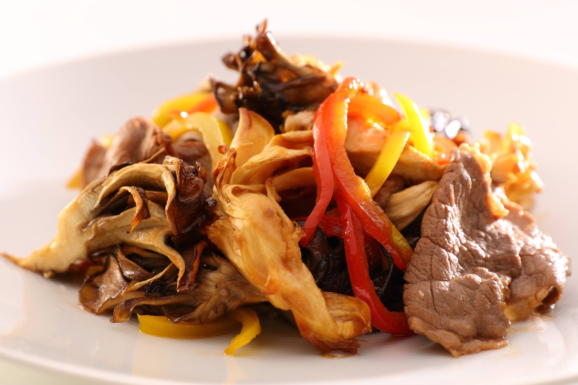 魚沼産 黒、白、茶色舞茸3種と牛肉のオイスターソース炒め