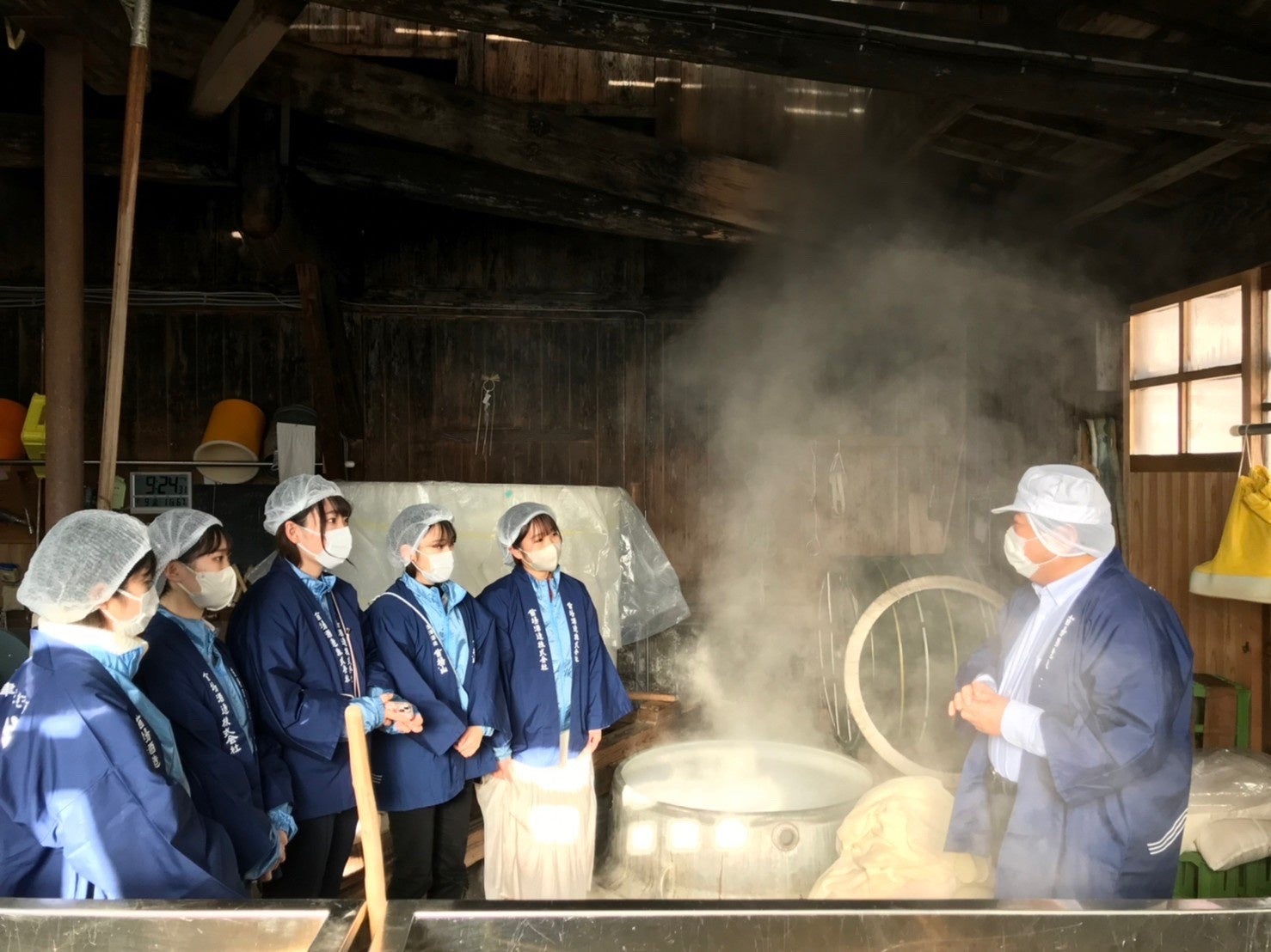 蔵元から説明を受ける様子