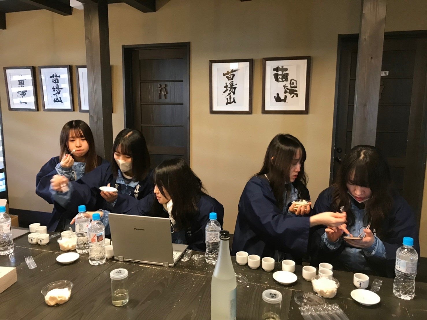 蔵での試飲の様子