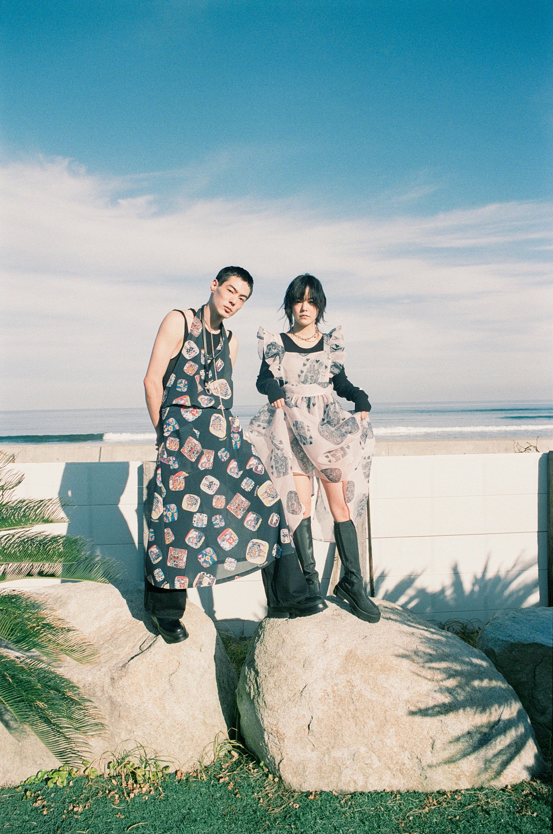 ホルターネック（ブラック）、フリルスクエアネック（オレンジ）