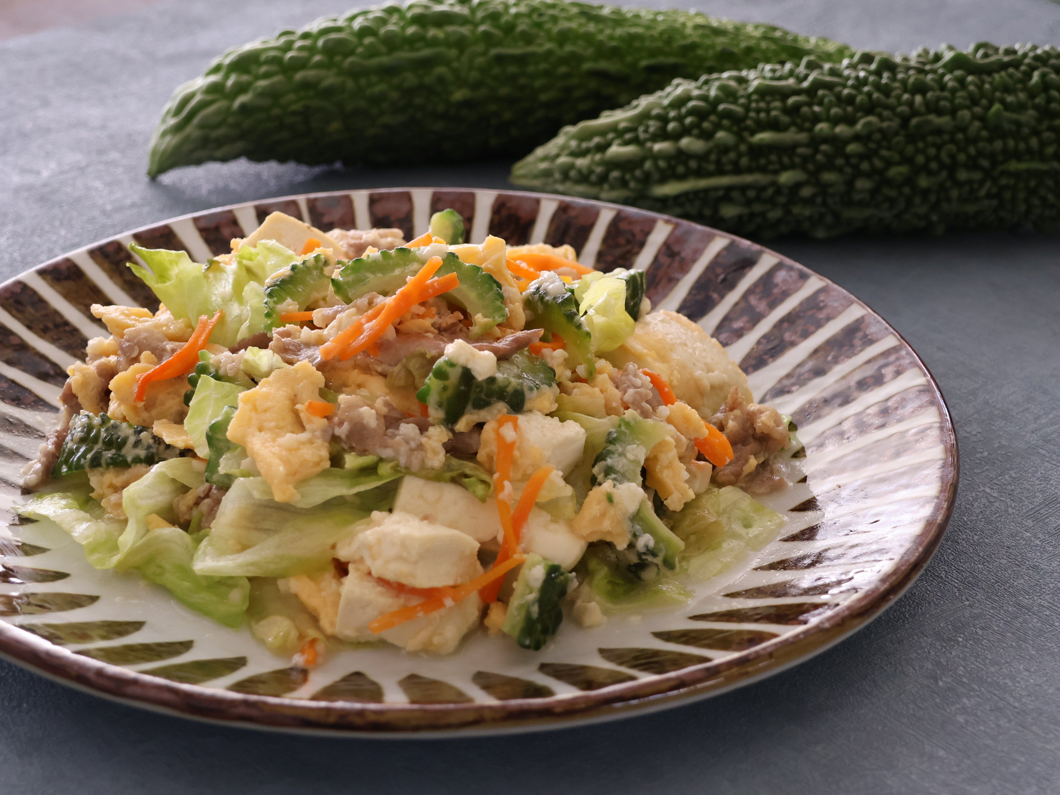 塩麹が決め手！ゴーヤとレタスのちゃんぷるー