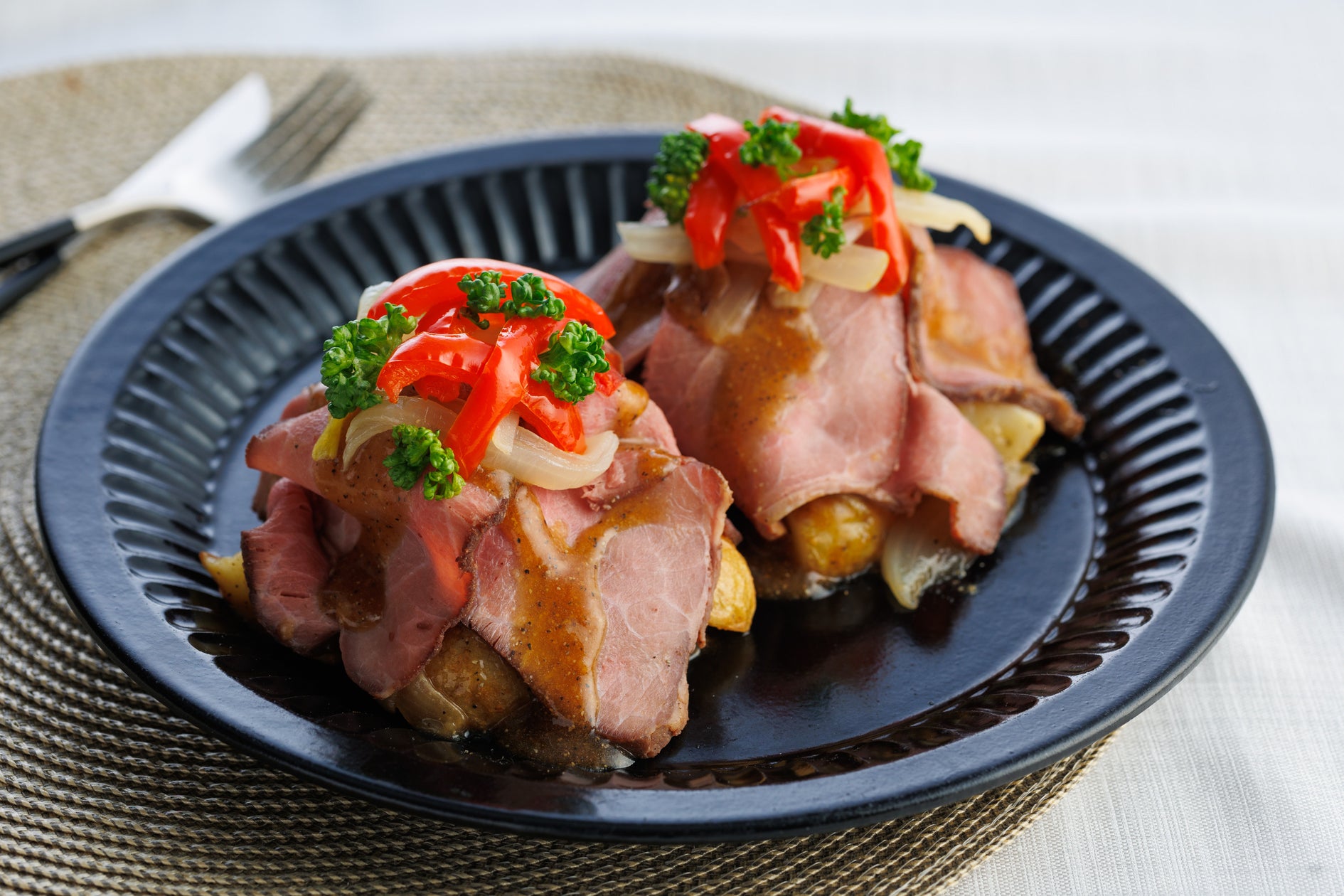 サラダショップ【Salad Cafe】新商品発売 人気のローストビーフをおしゃれに楽しむ!食べ応え抜群の贅沢デリサラダ