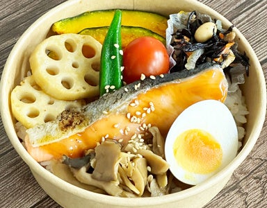 ~Salad Cafe 小田急百貨店町田店・青葉台東急フードショー店限定~秋鮭、きのこなどが楽しめるお弁当を数量限定販売
