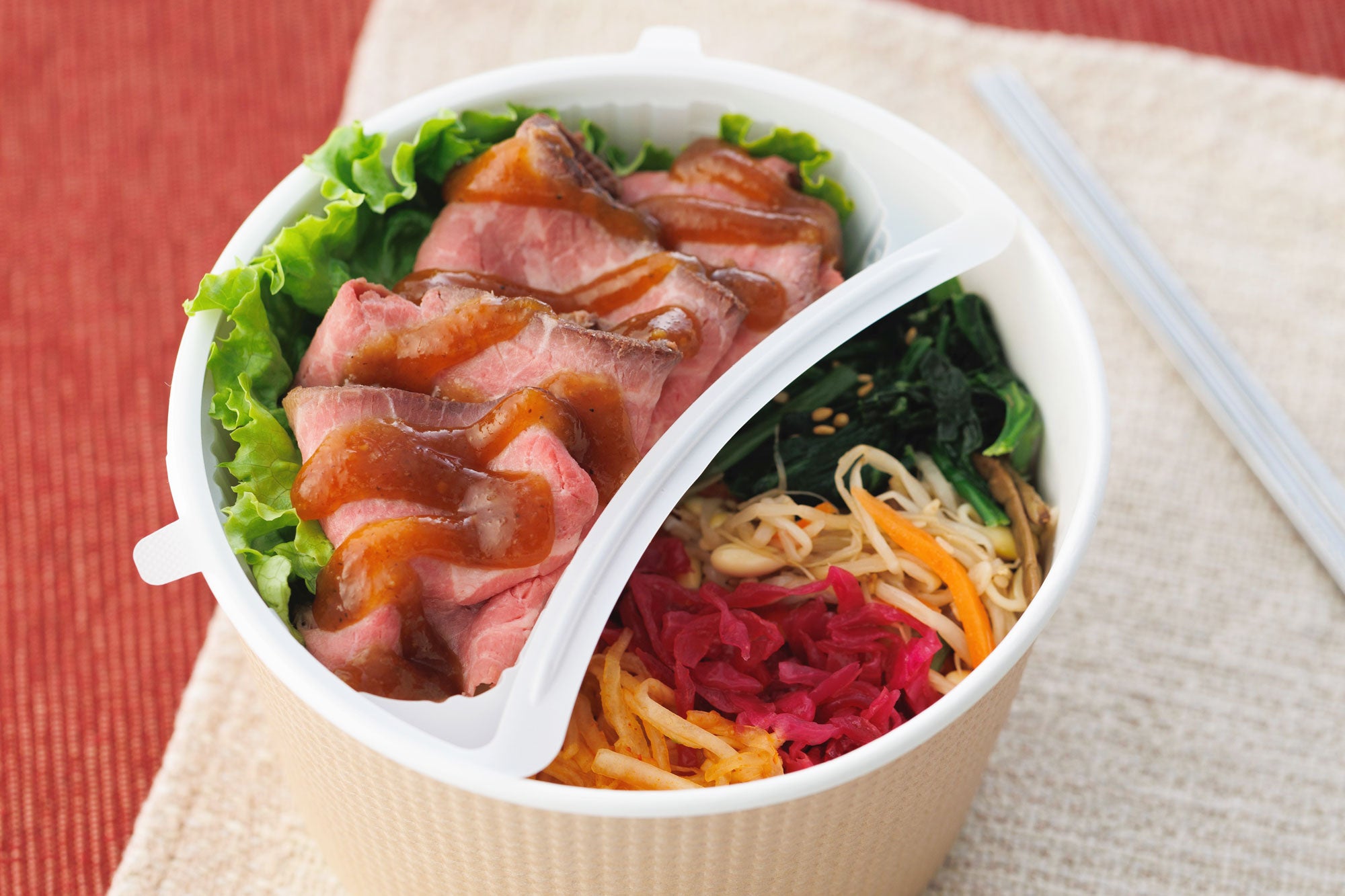 お肉で巻いて食べる 炭火焼ローストビーフのサラダビビンバ