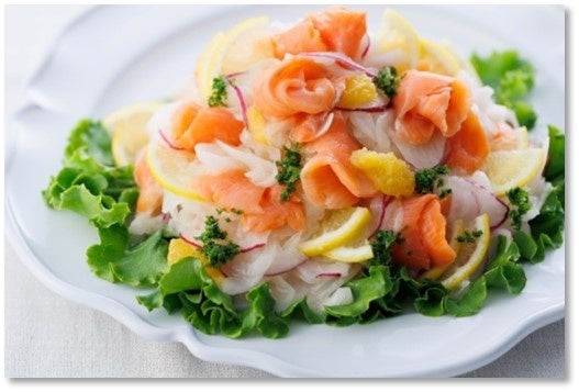 レモン香る スモークサーモンとたまねぎのさっぱりマリネ