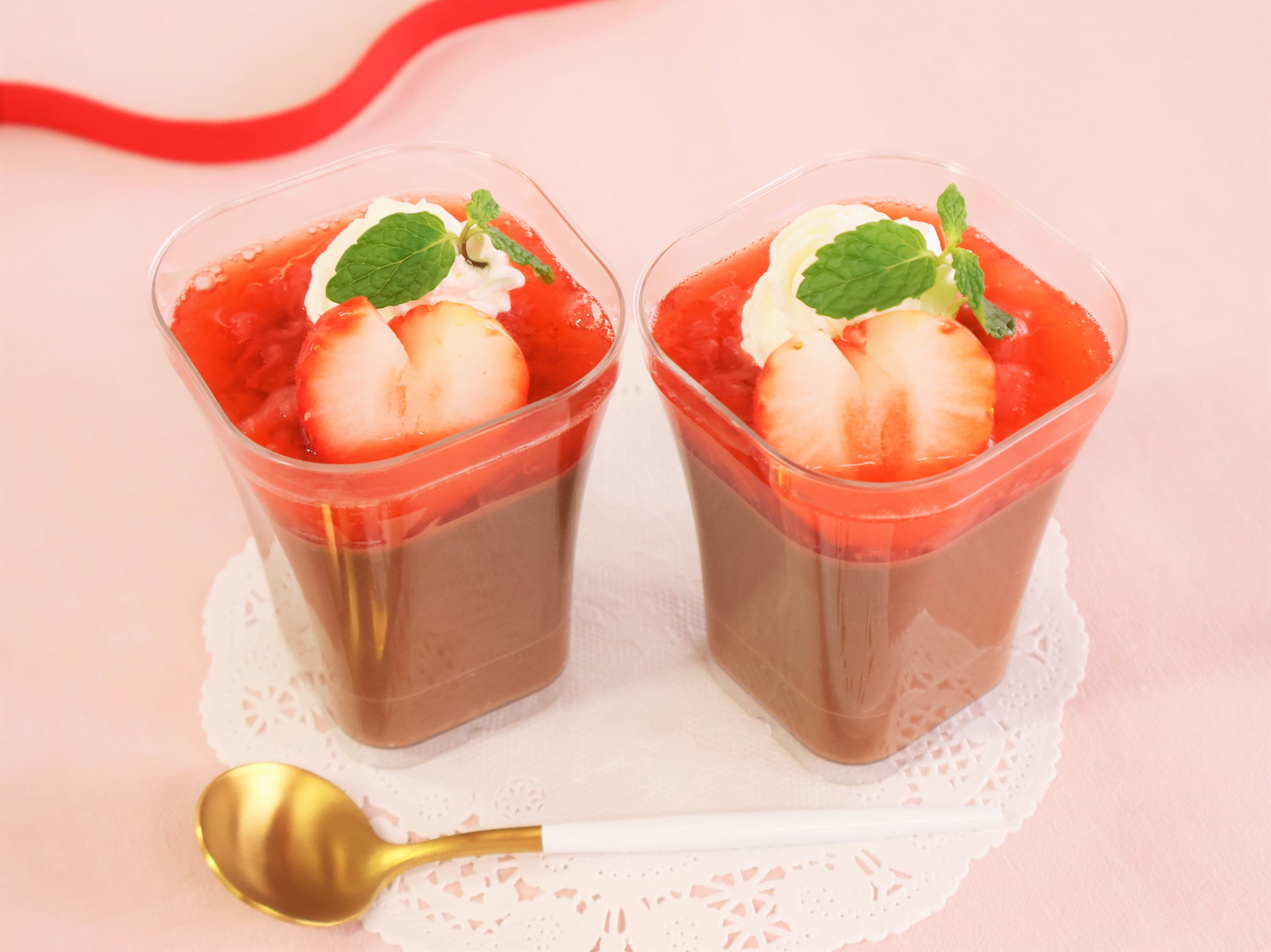 チョコムース いちごソースがけ