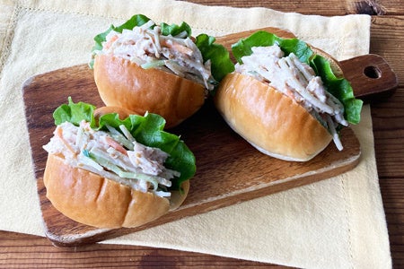 ごぼうと蒸し鶏のサラダサンド