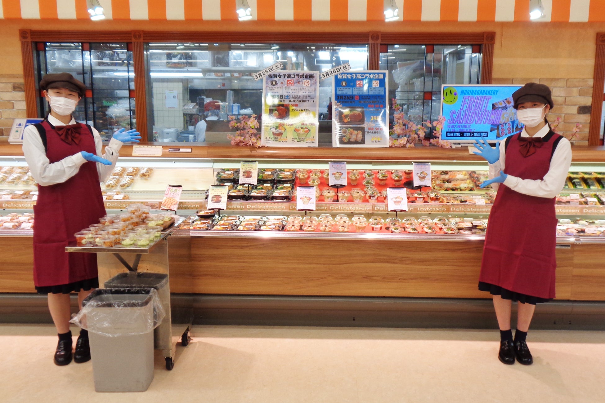 昨年も生徒が売り場に立って販売