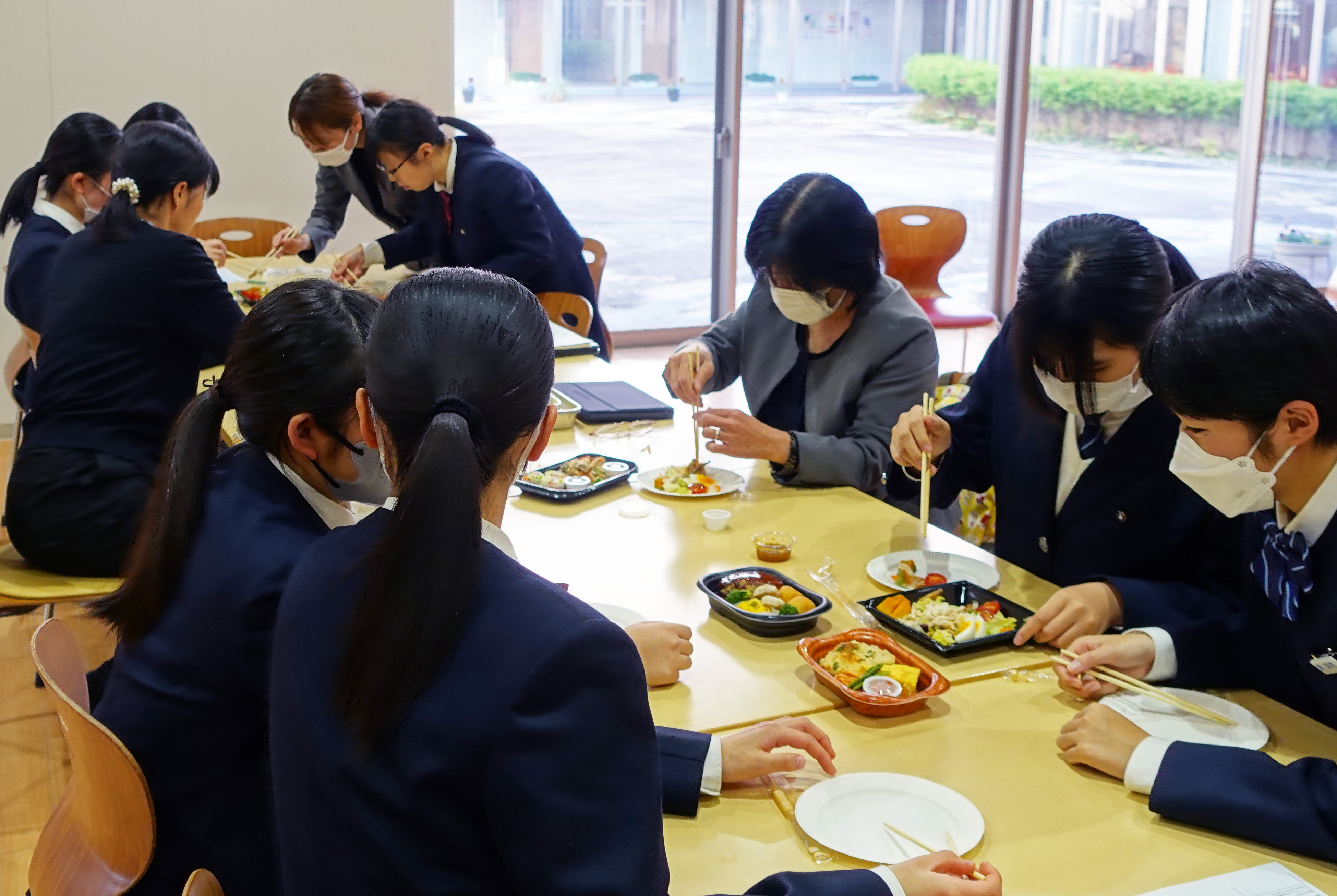佐賀女子高等学校での試食の様子