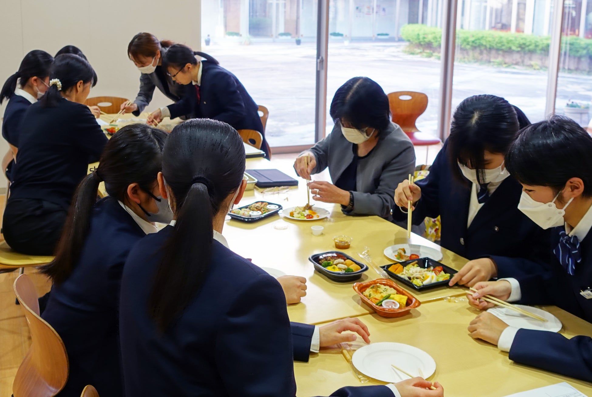 佐賀女子高等学校での試食の様子