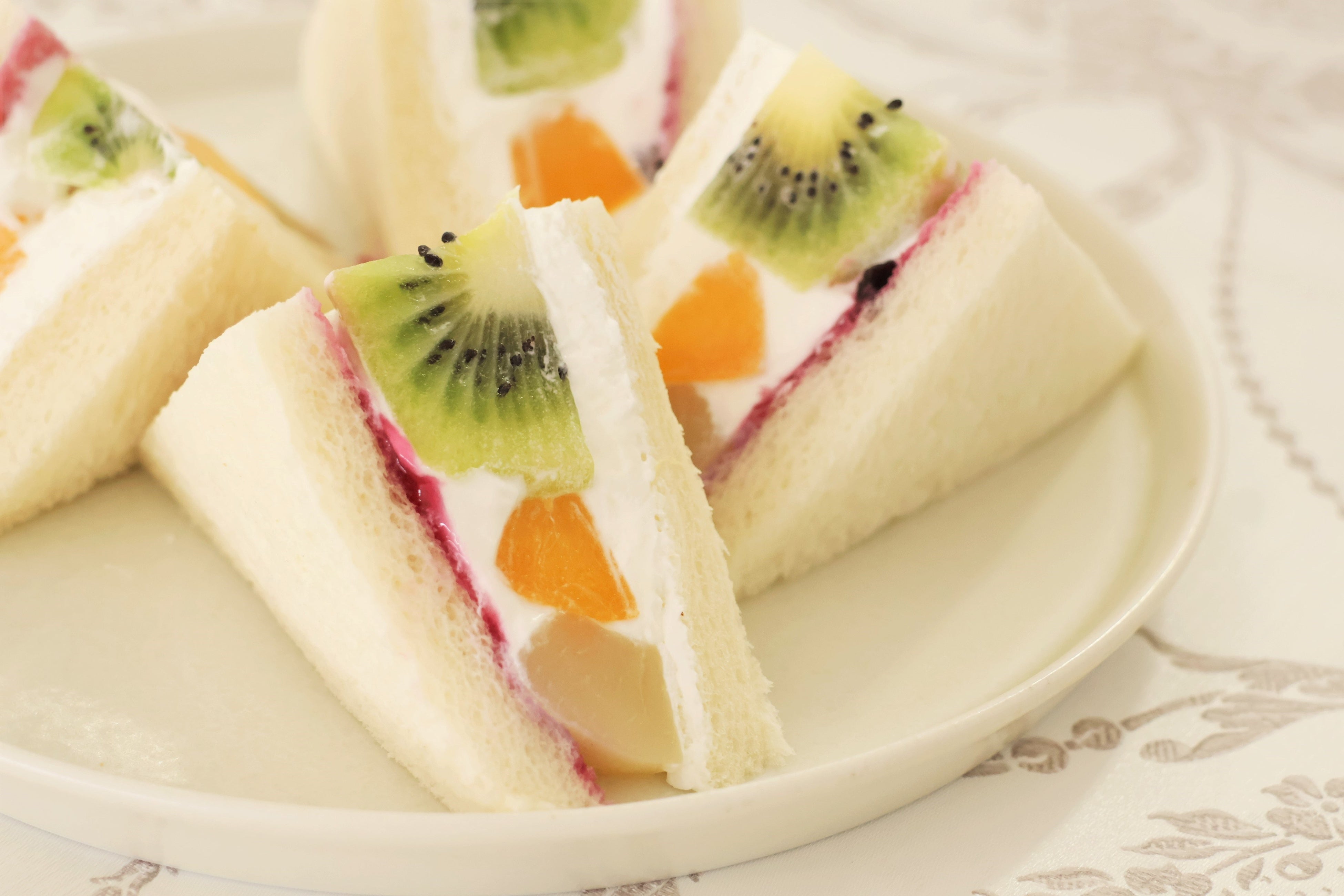 ヨーグルトホイップで作る ももとキウイのフルーツサンド