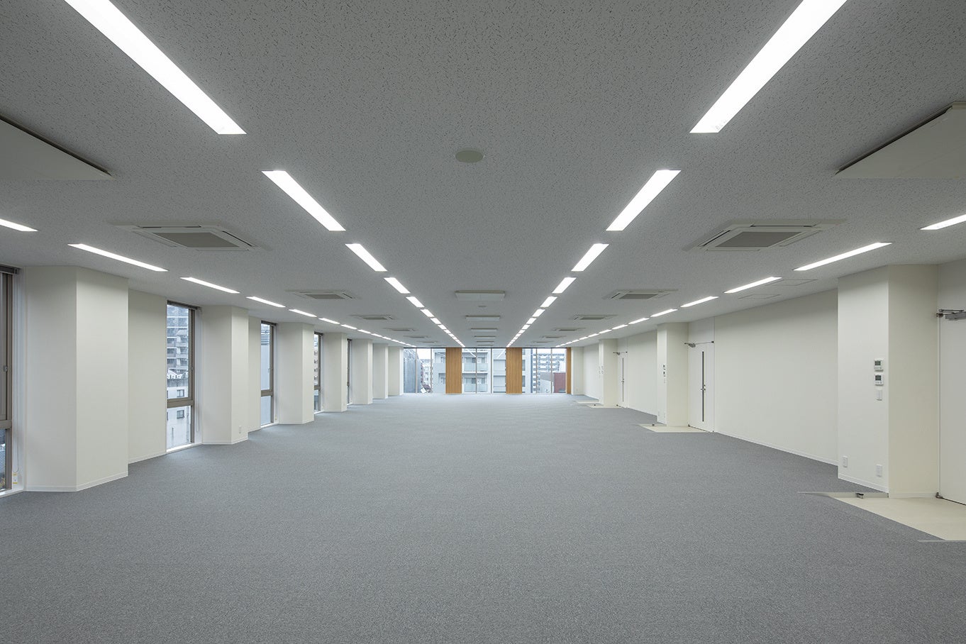 柱のないワンプレートオフィス・全館LED照明・換気機能を強化した空調