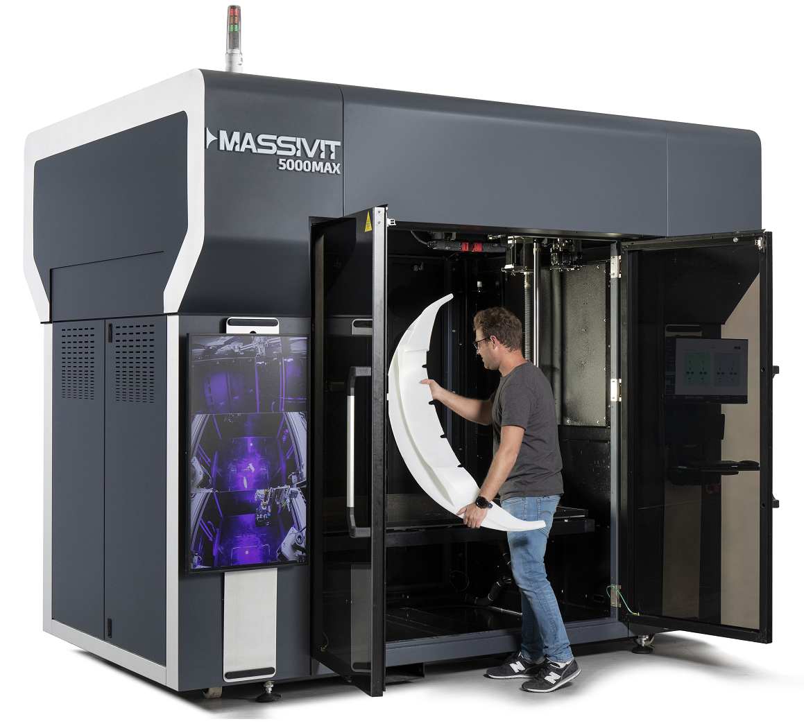 Massivit 5000MAX(最大造形サイズ145cm x 111cm x 180cm)と、造形物の例