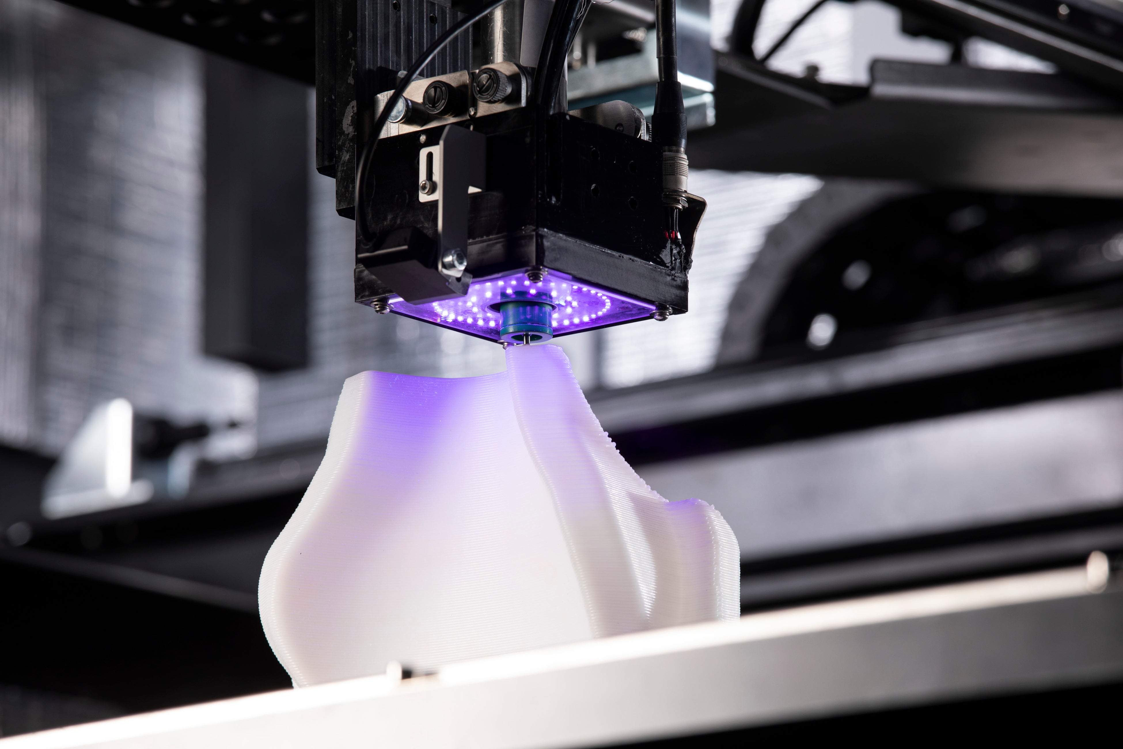 プリントヘッド部では、ゲル状の材料を押出しながらUVライトで瞬時に硬化することで、高速造形を行う