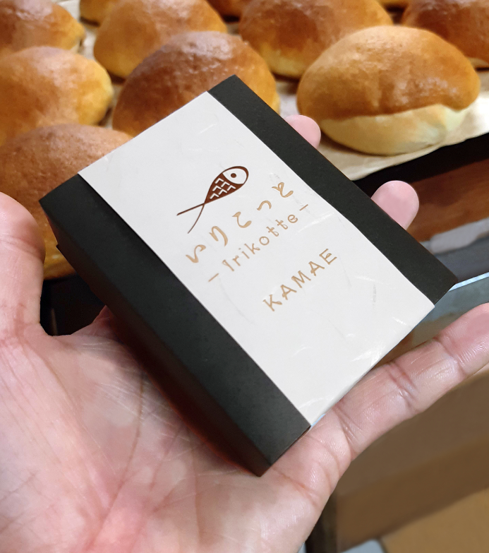 画像：いりこっと用の箱。ロゴの魚の鱗は板チョコをイメージ。