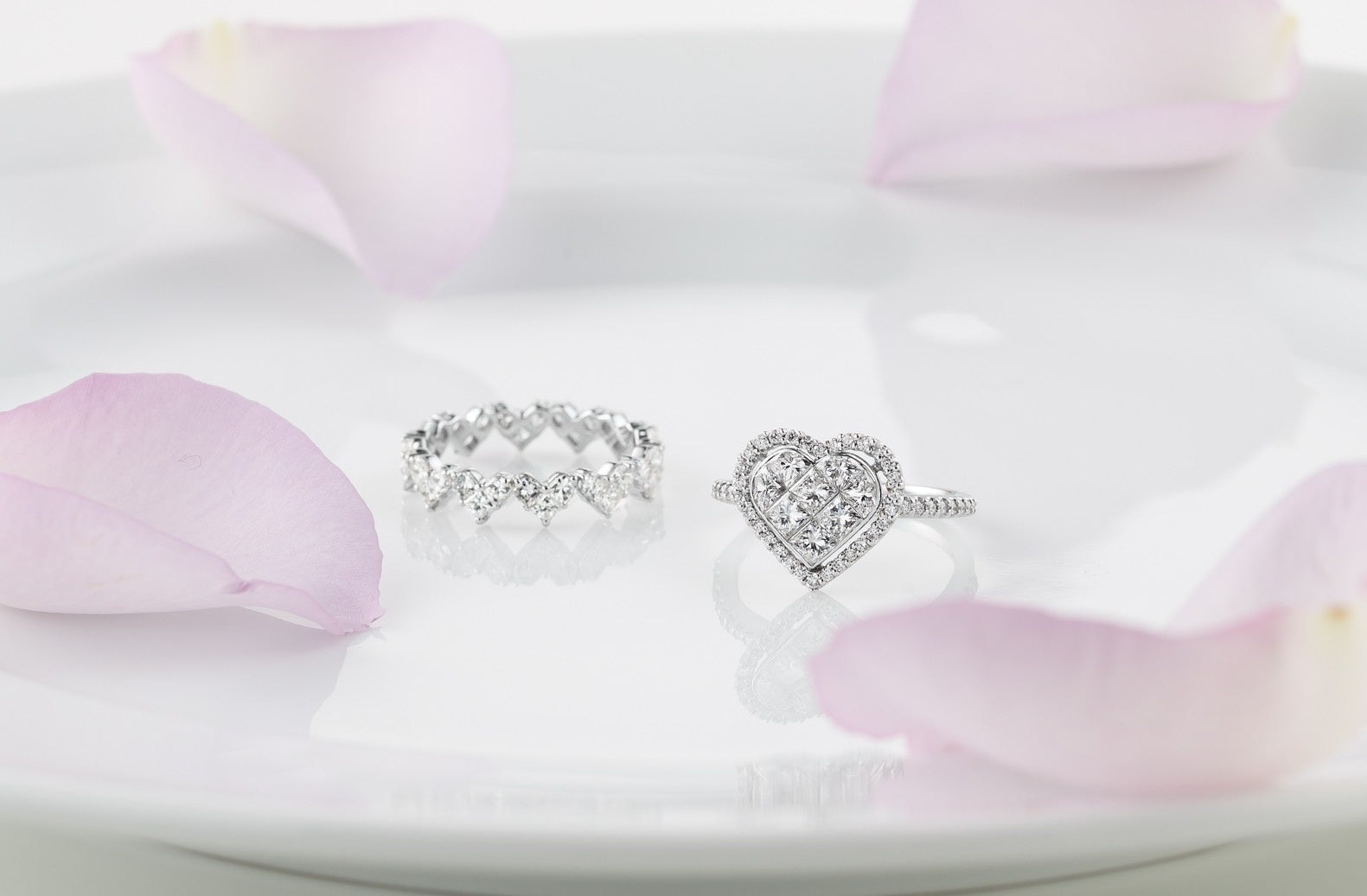 ハートのダイヤが抱き合うように連なる「Huggies」