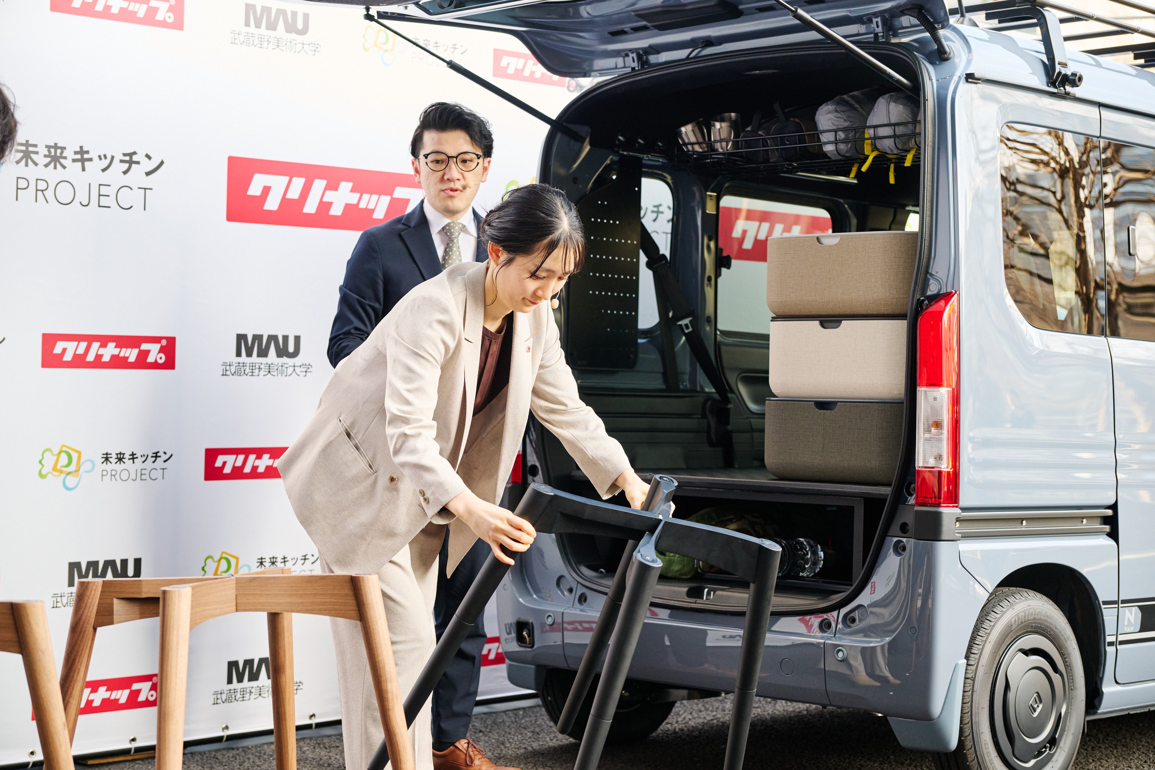 「モビリティキッチン」を車から降ろす様子