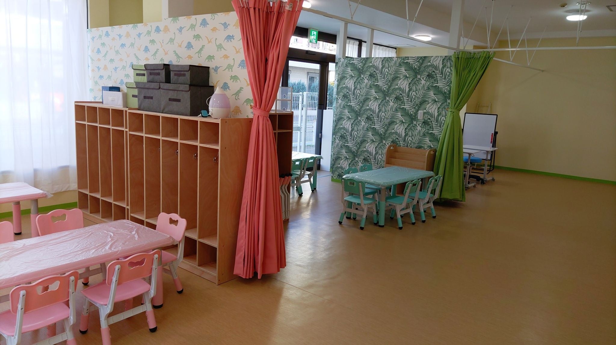 カラフルな色合いの教室です。