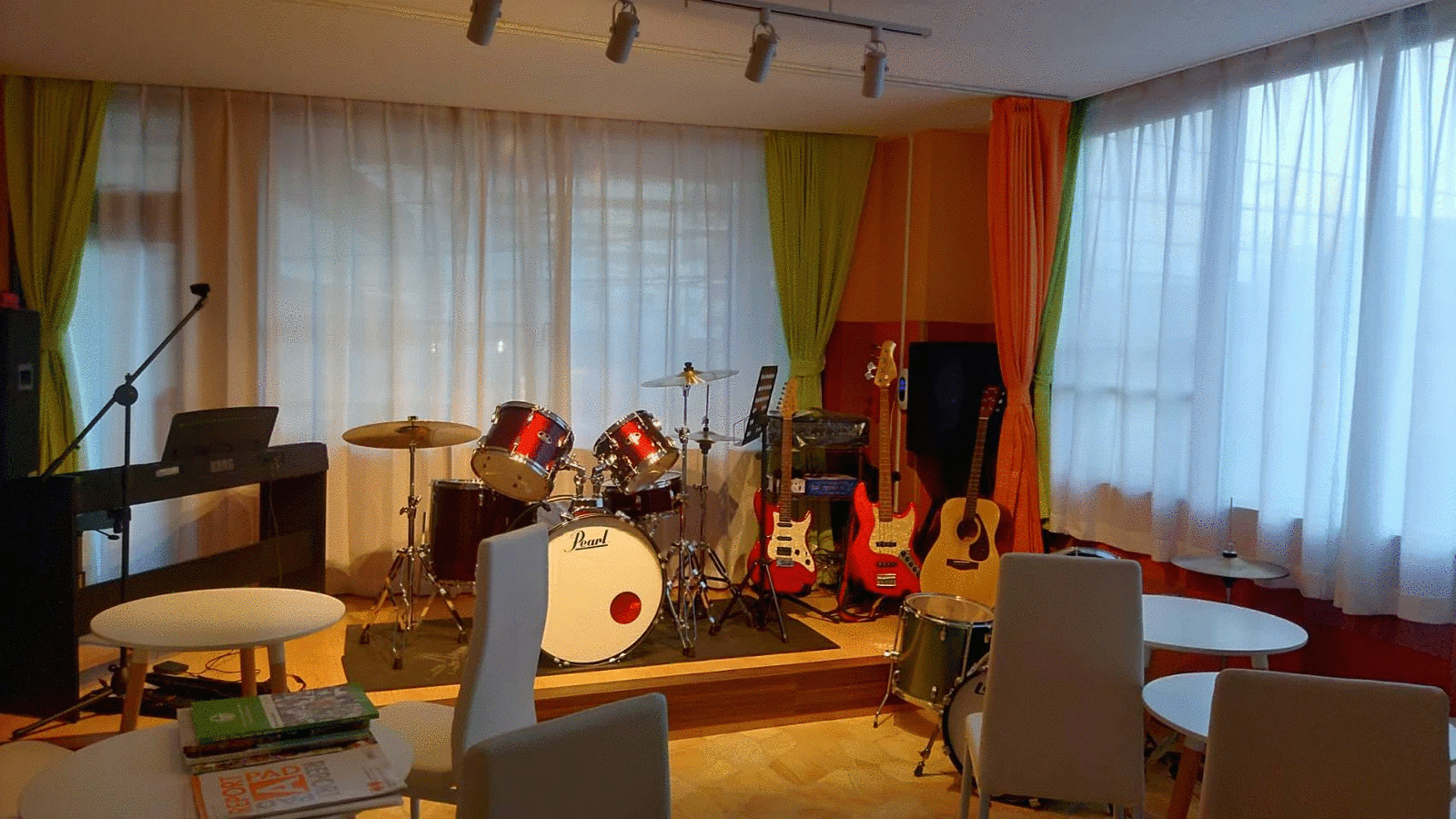 パシフィックスターズ アカデミーは、シニアのための各種スポーツ、音楽、言語、資格、ドローン、メタバースなど人生を豊かにする施設です。