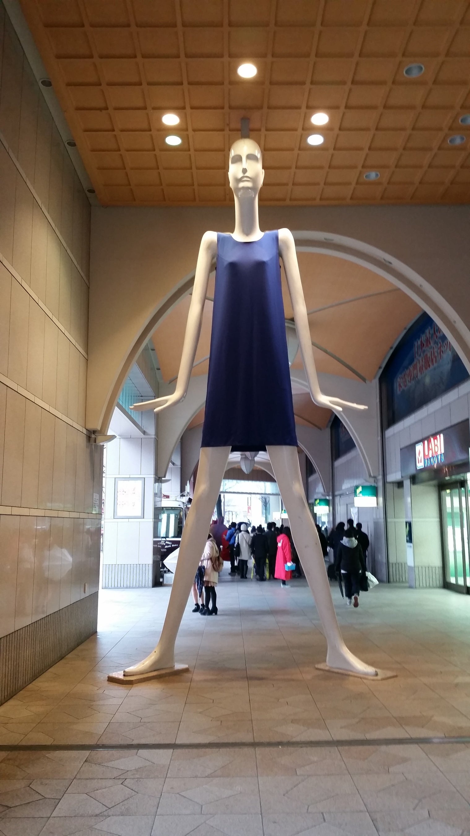 名鉄百貨店の広報部員　ナナちゃん人形